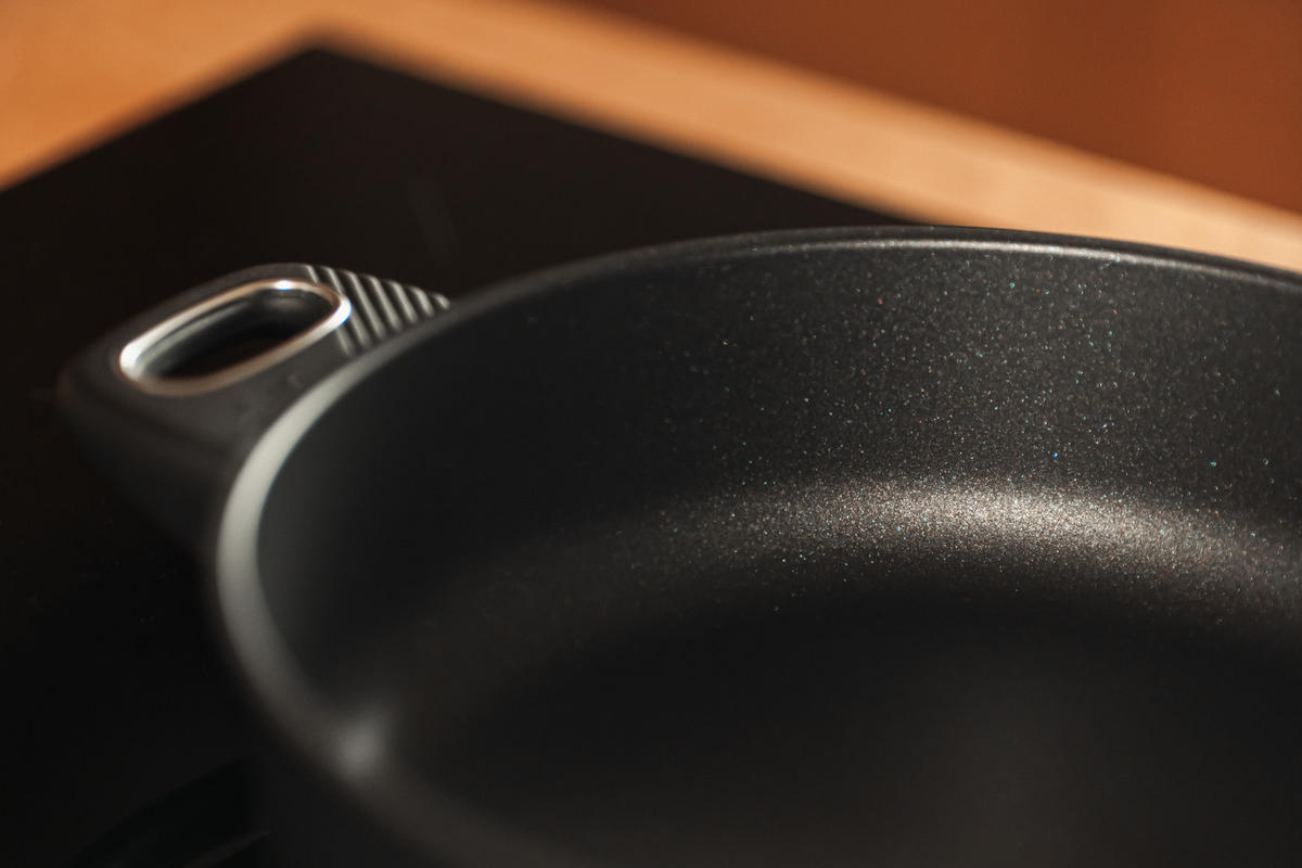 SERVIERPFANNE INDUKTION ⌀24cm - Schwarz, Kunststoff/Metall (24cm) - Gastrolux