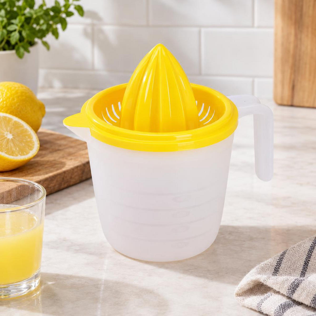 ZITRONENPRESSE mit großem Behälter 600 ml 16,5/11,5/15 cm - Gelb, Kunststoff (11.5/15/16.5cm) - Excellent Houseware