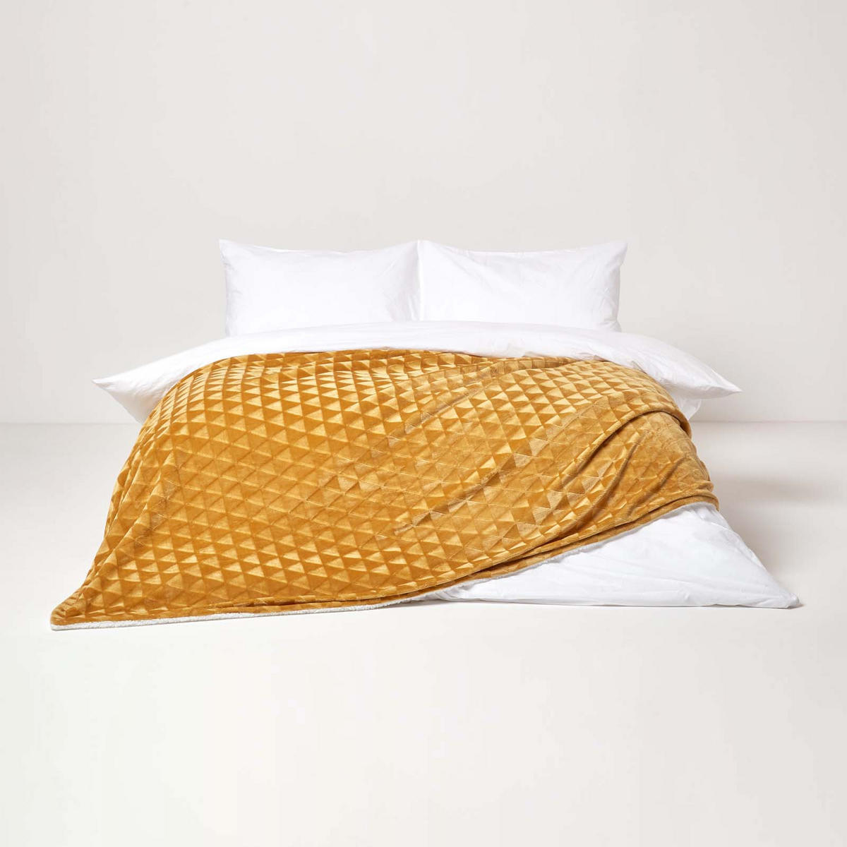 KUSCHELDECKE Sherpa 130/160 cm, Samtdecke mit Dreieckmuster - Dunkelgelb, Textil (130/160cm) - Homescapes