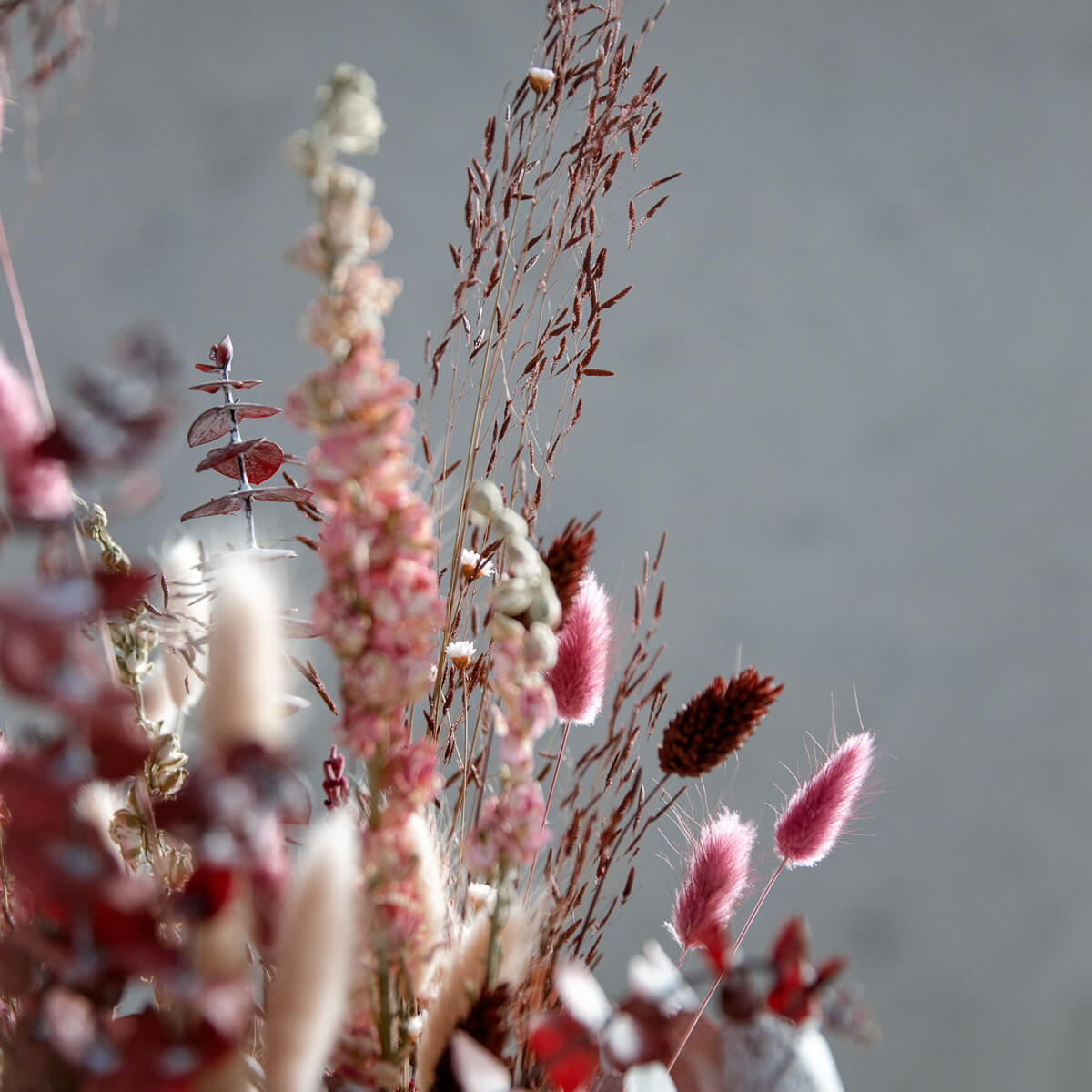 SONNTAGSSPAZIERGANG: Trockenblumenstrauß mit Eukalyptus & Lagurus in rauchigen Rottönen - rosa / 60 cm - Rosa, Naturmaterialien (60cm) - Lykke & You