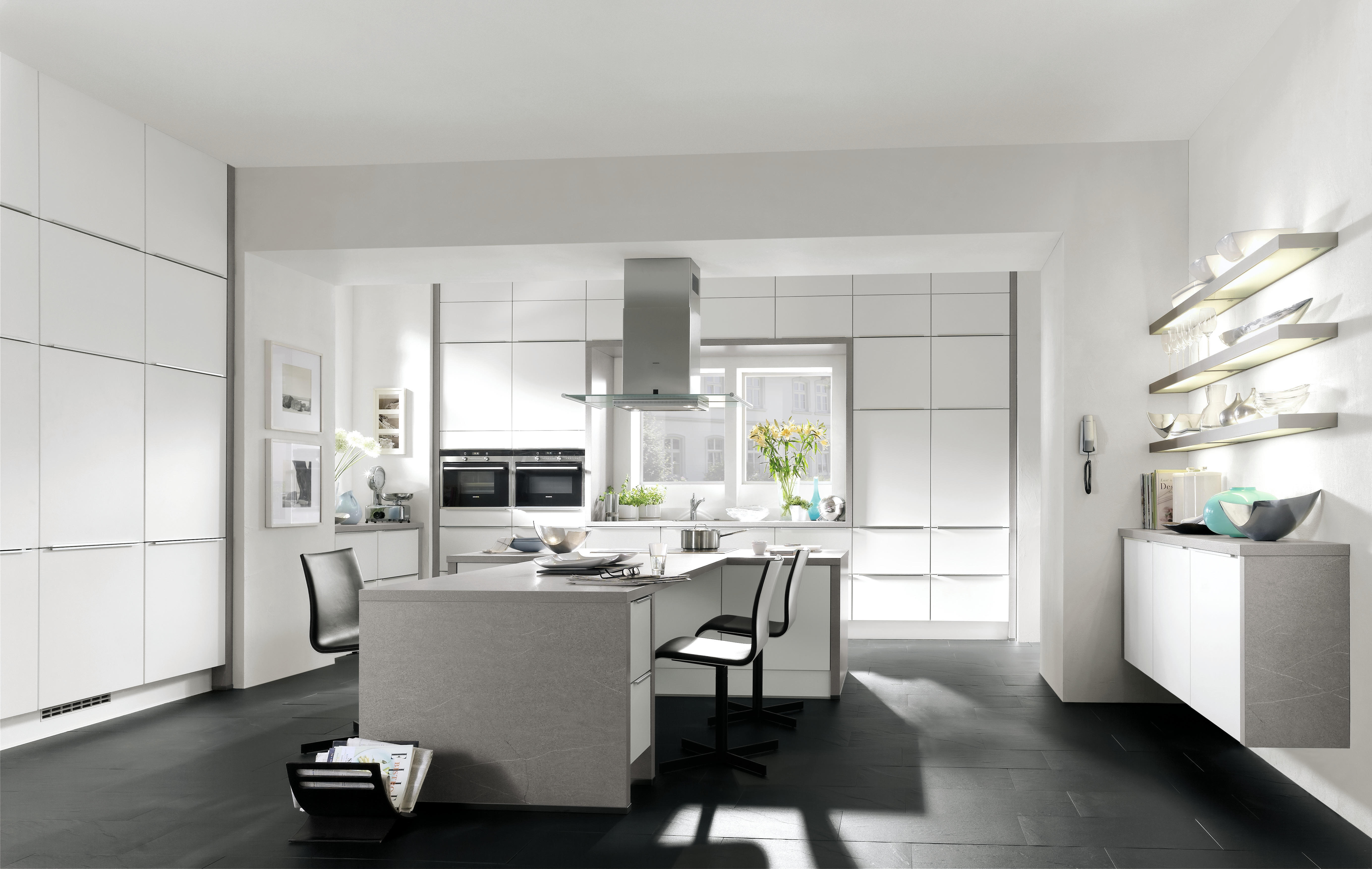 Moderna minimalistična kuhinja blagovne znamke Celina v beli barvi.