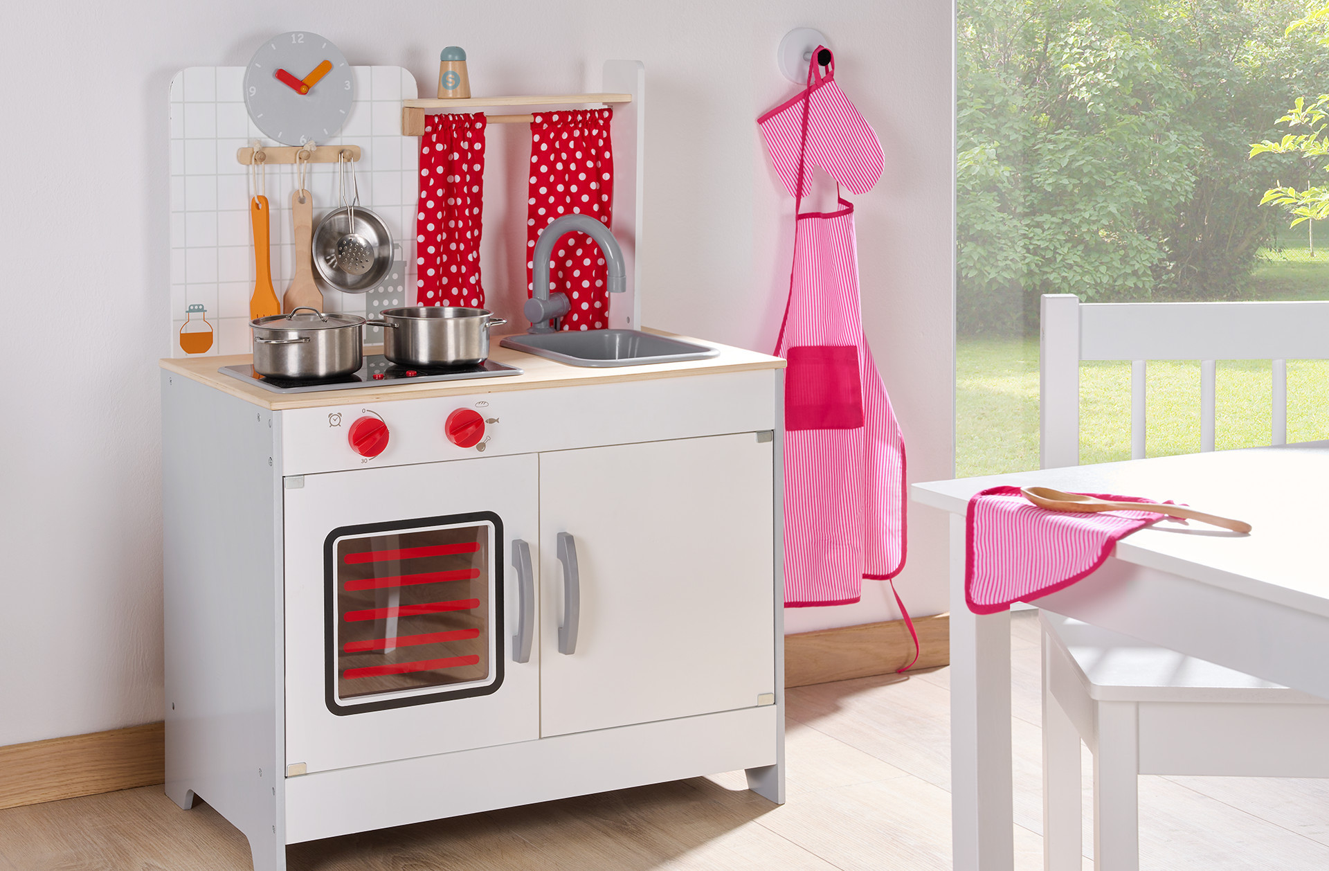 Detská kuchynka, kuchynka pre deti, kuchyňa pre deti, hrnce, varešky, zástera a chňapka zavesená na háčiku
