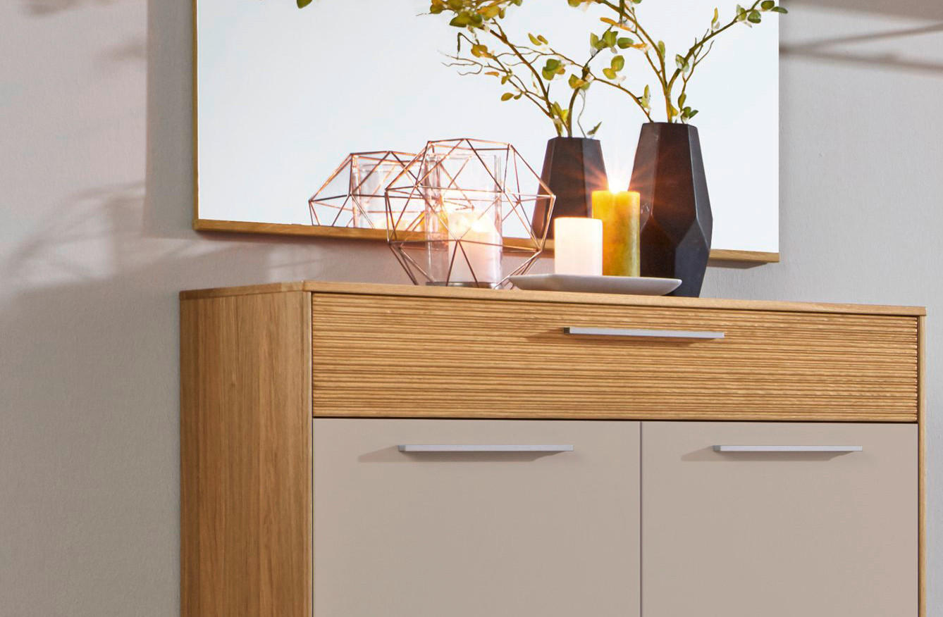 Predsieňová séria Loveno, nástenné zrkadlo, drevená skrinka, biele dvierka, čierna váza, sviečky