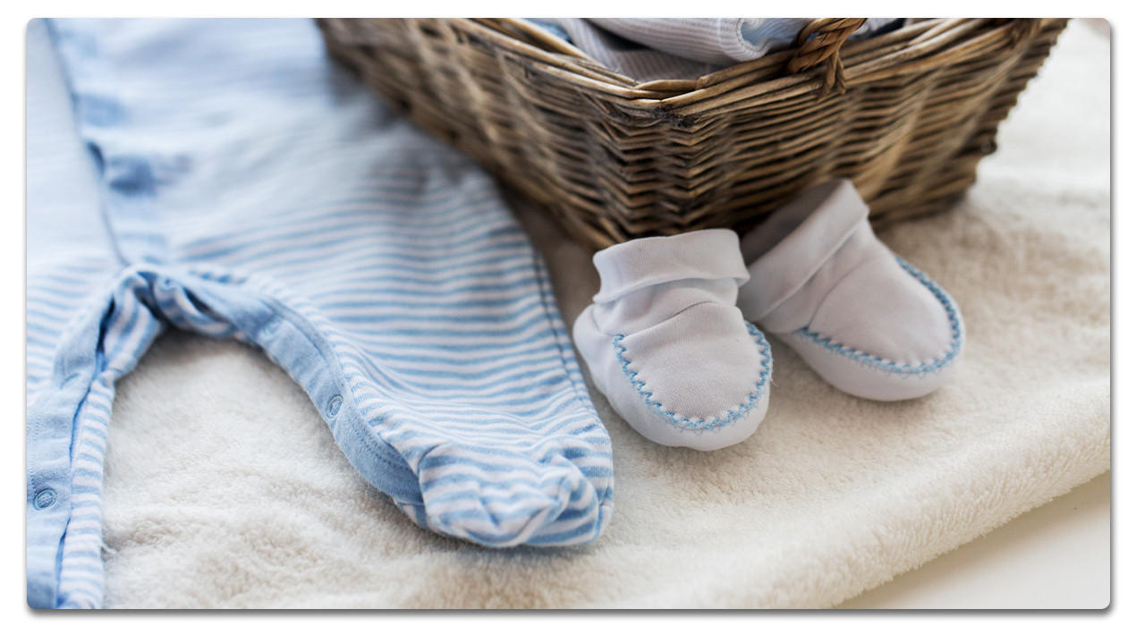 babystrampler und babysocken in weiß und blau