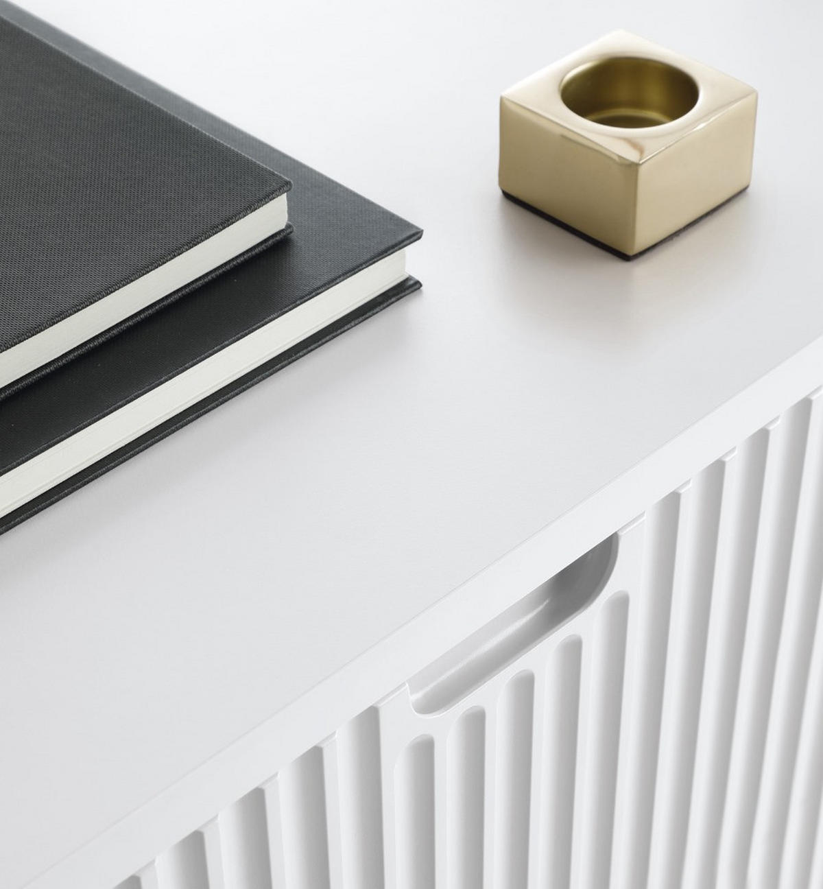 KOMMODE ZOVA - K-103, mit 6-Regalen, Metallfüße 103x39x129 cm WEISS - Schwarz/Weiß, Holzwerkstoff/Kunststoff (103/129/39cm) - DomoHome