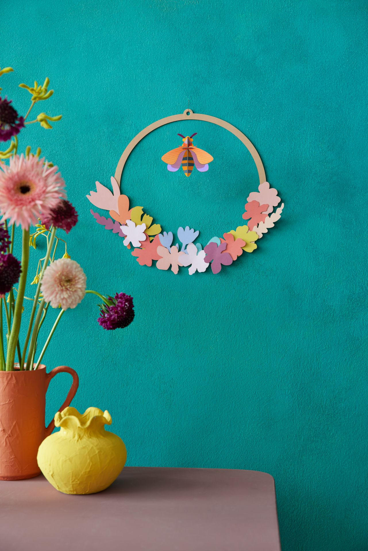 WANDDEKO Bienen-Blumenkranz 31/31 cm - Multicolor, Wellpappe (31/31/1cm) - KUNSTLOFT