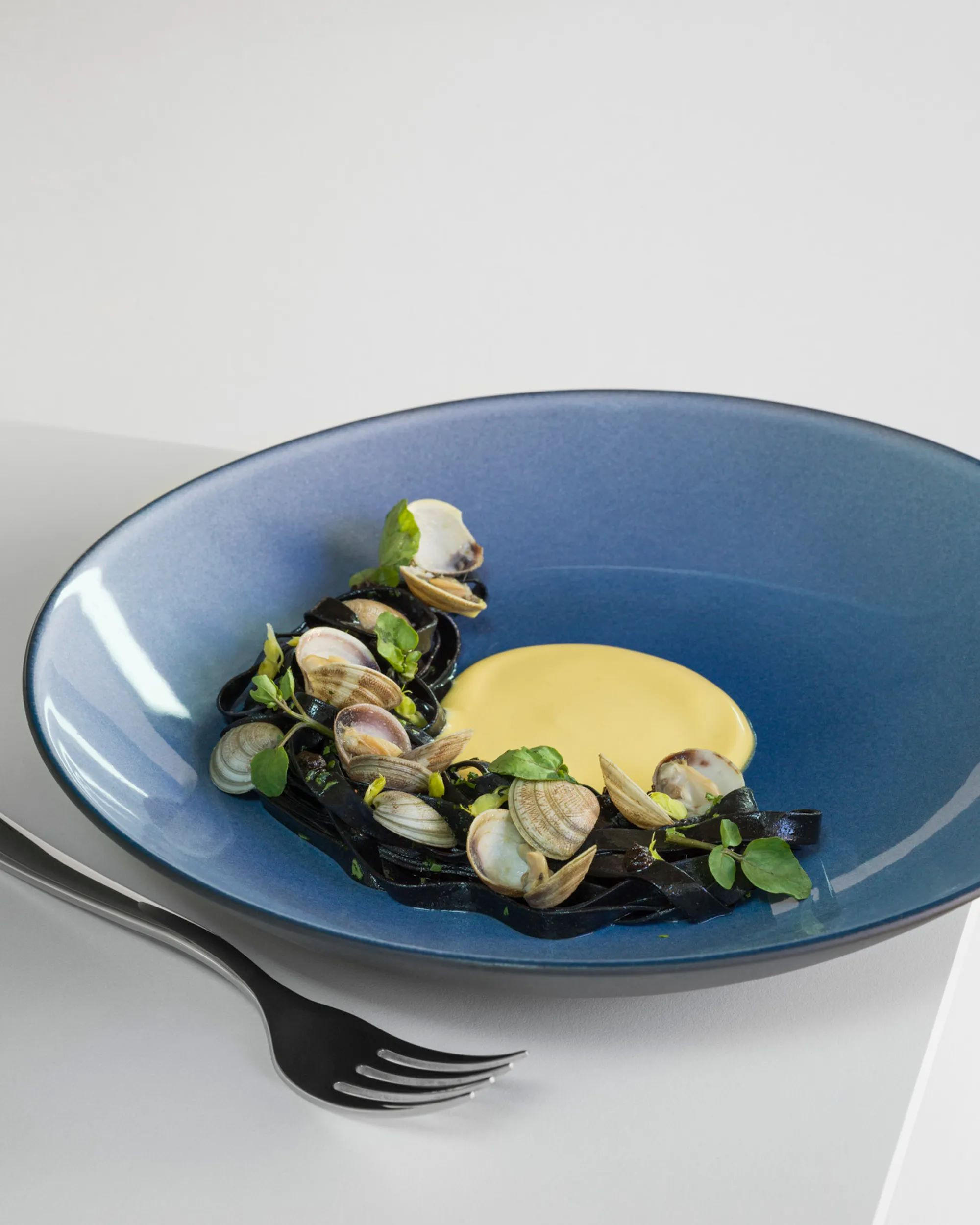 SUPPENSCHÜSSEL / COUPTELLER EQUINOXE 27 cm Cirrusblau - Multicolor, Keramik (27cm) - Revol Porcelaine France