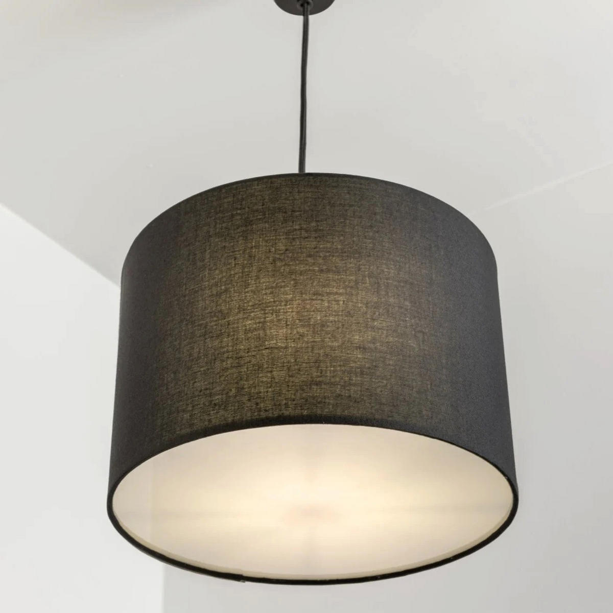 DECKENLAMPENHAUS LUCIA Schwarzer Stoff mit mattiertem Diffusor - Schwarz, Textil (30/30/20cm) - CGC Europe