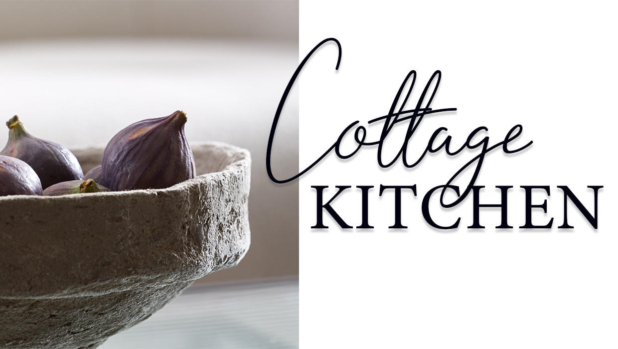 Links im Bildanschnitt ist eine graue Steinschale mit Feigen. Rechts ist der Schriftzug Cottage Kitchen in Schwarz auf weißem Hintergrund.