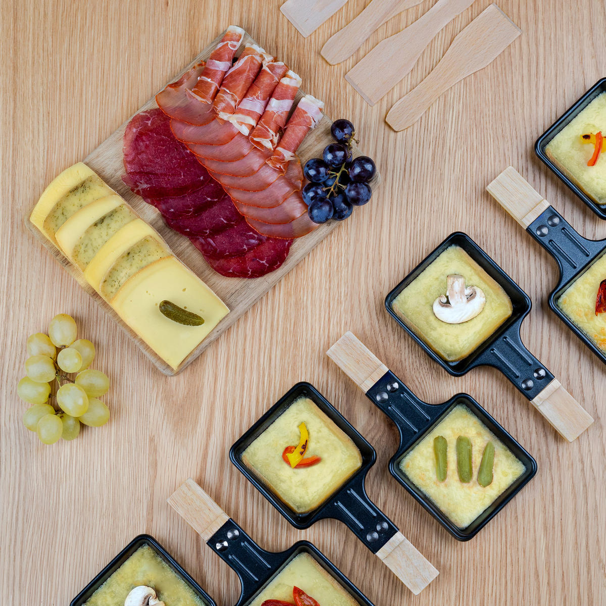 RACLETTE-GERÄT WOD360, Grau und Schwarz, Holzausführung, Stein und Grill, 8 Pfannen und 8 Pfannenwender aus Holz - Zirbelkieferfarben, Holz (23.1/12.4/56.5cm) - HKoenig