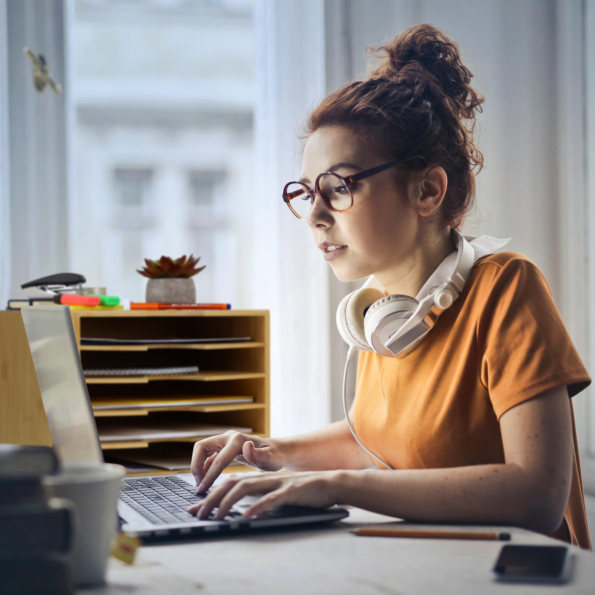 ZÁSOBNÍK na listy - svetlohnedá, drevo (32.5/23.5/24cm) - Relaxdays