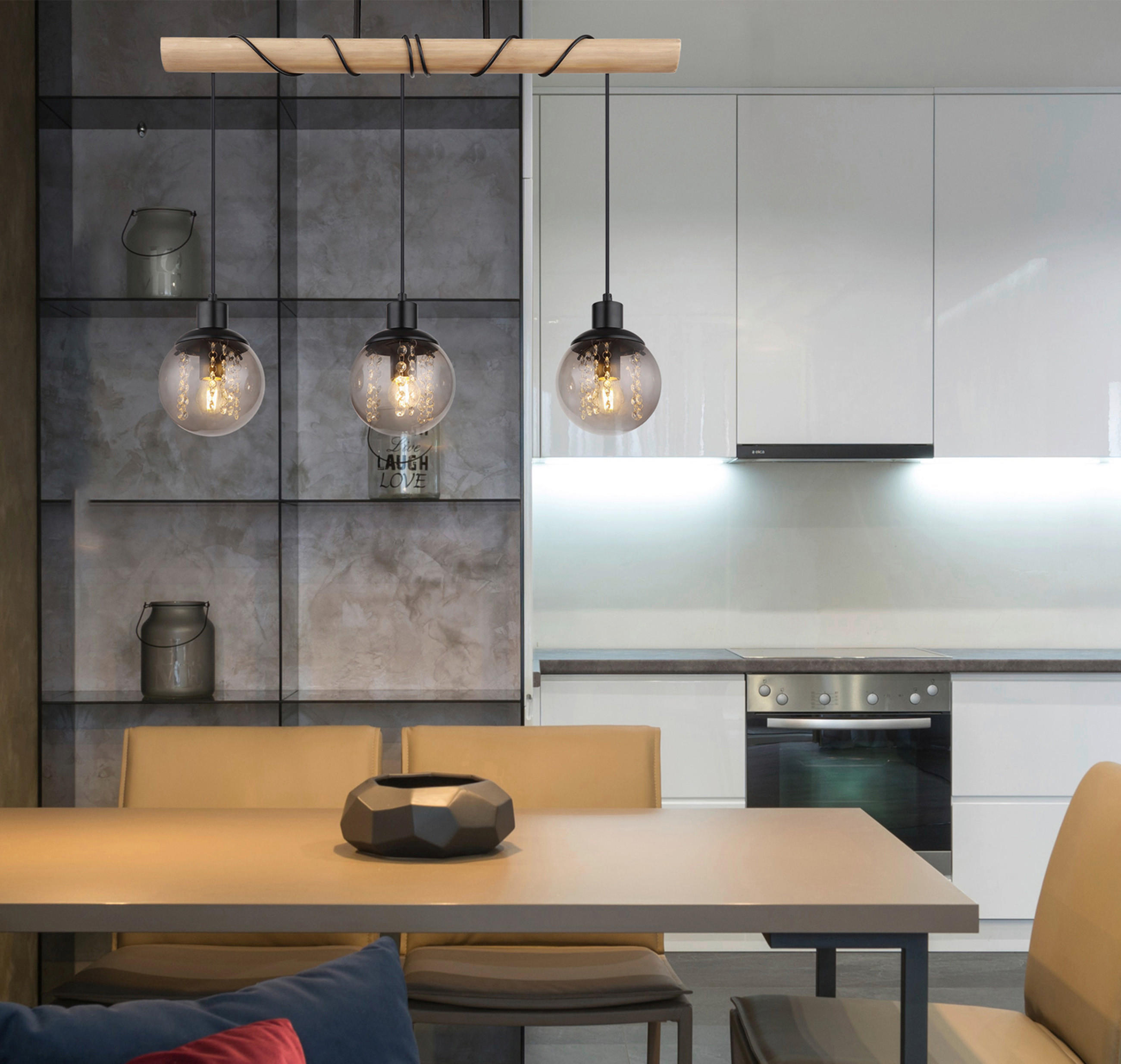 Glashängelampen in einer Küche mit beleuchteten Unterschränken in hochglanz Weiß