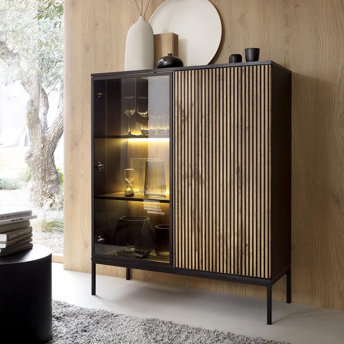 MODERNE Geriffelte Vitrine LAGOS W2D (Schwarz, Eiche Wotan, LED, Metallfüße, Push to Open) - Eiche Wotan/Schwarz, Glas/Holz (104/126/39cm) - Ravio