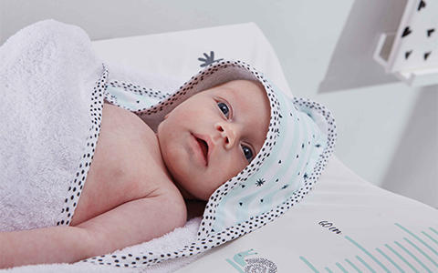 Baby mit Babybademantel