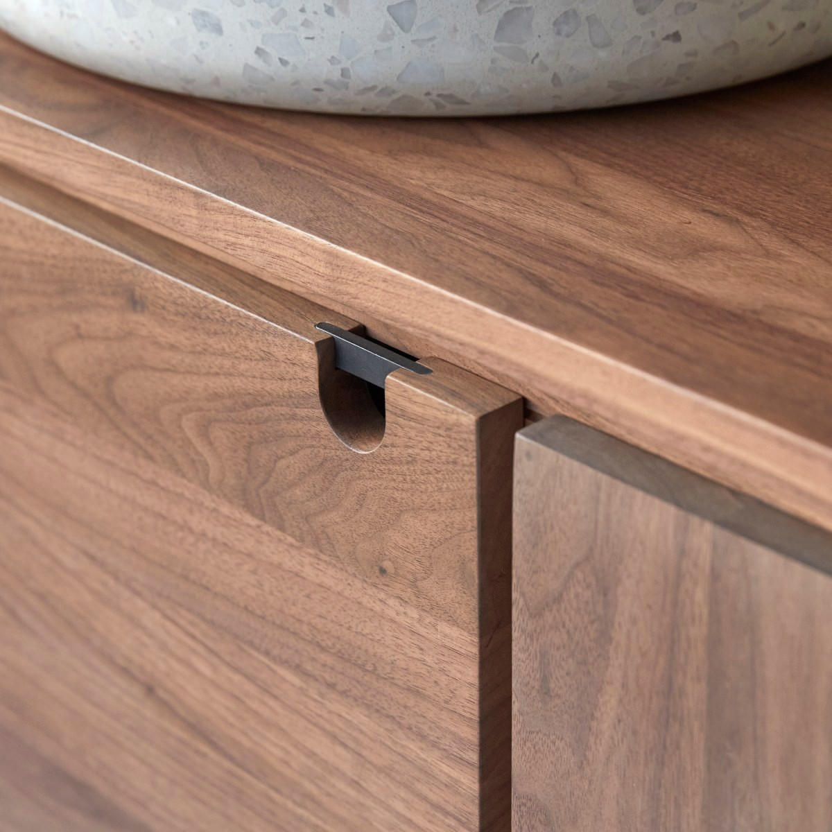 AUFBEWAHRUNGSMÖBEL Jonàk Dunkelbraun aus Walnuss - Dunkelbraun, Holz (93/80/50cm) - Tikamoon