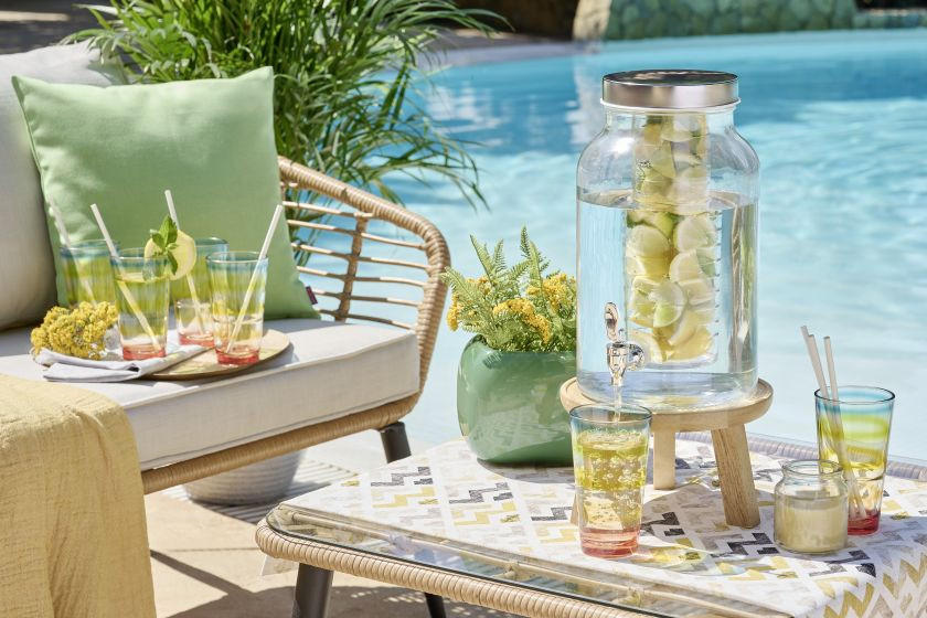 kerti garnitúra, italadagoló, színes pohár, medence, zöld váza, virág