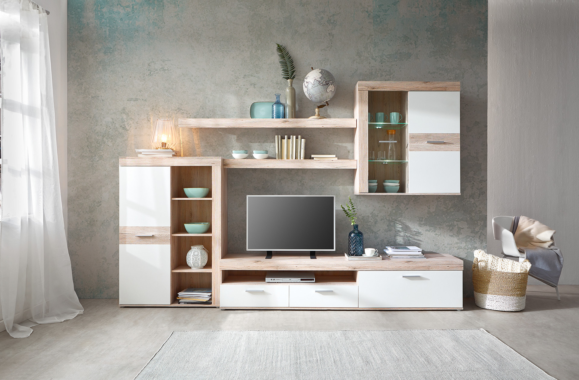 Moderná obývacia stena, kombinácia svetlého dubového dekoru a bielej farby