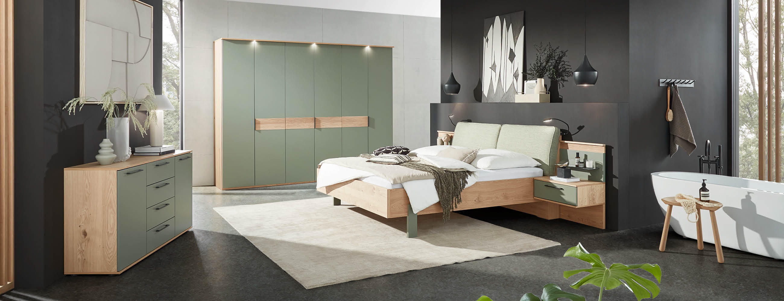 Ein Schlafzimmer mit einem Bett, einer Kommode, ein Kleiderschrank mit integriertem Licht und einem angrenzenden Badezimmer.