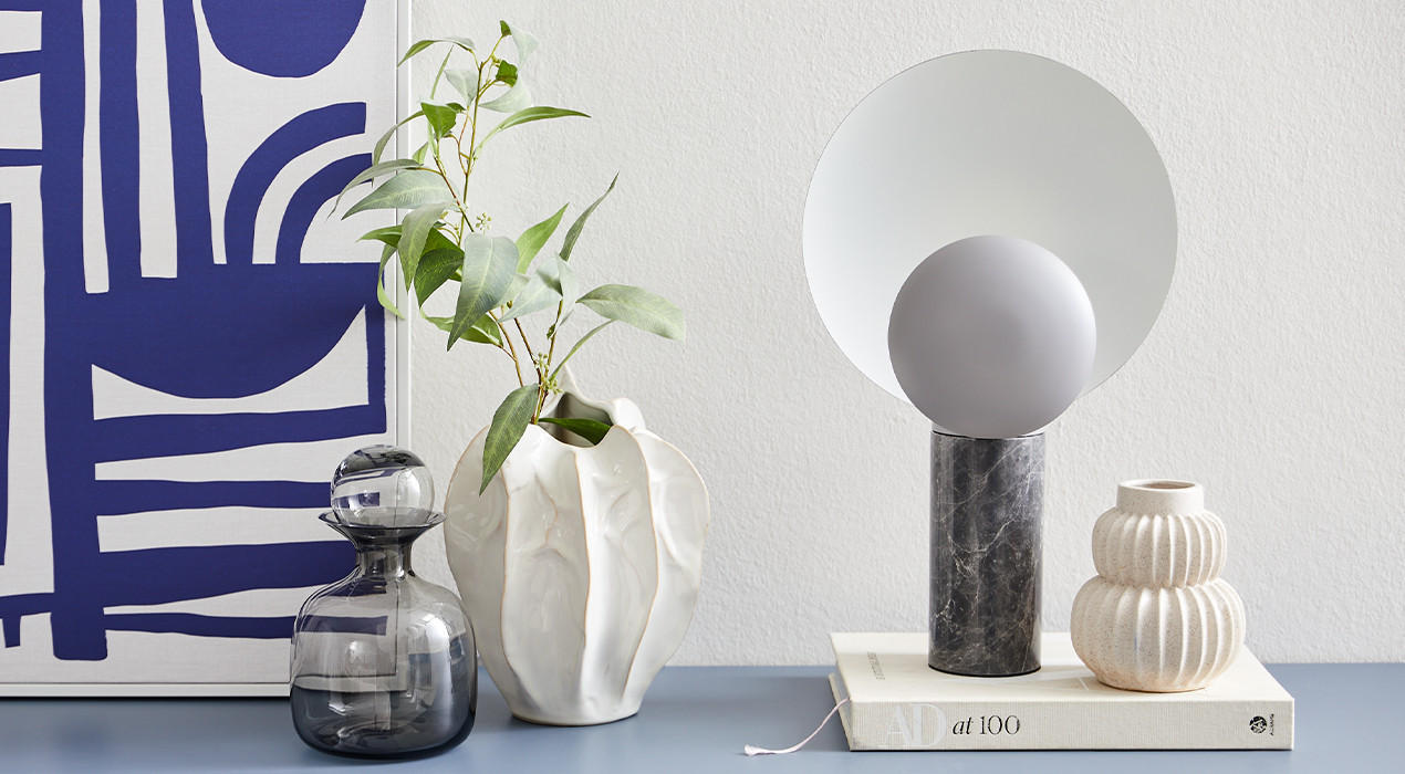 Vase in weiß und schwarz, Tischlampe  