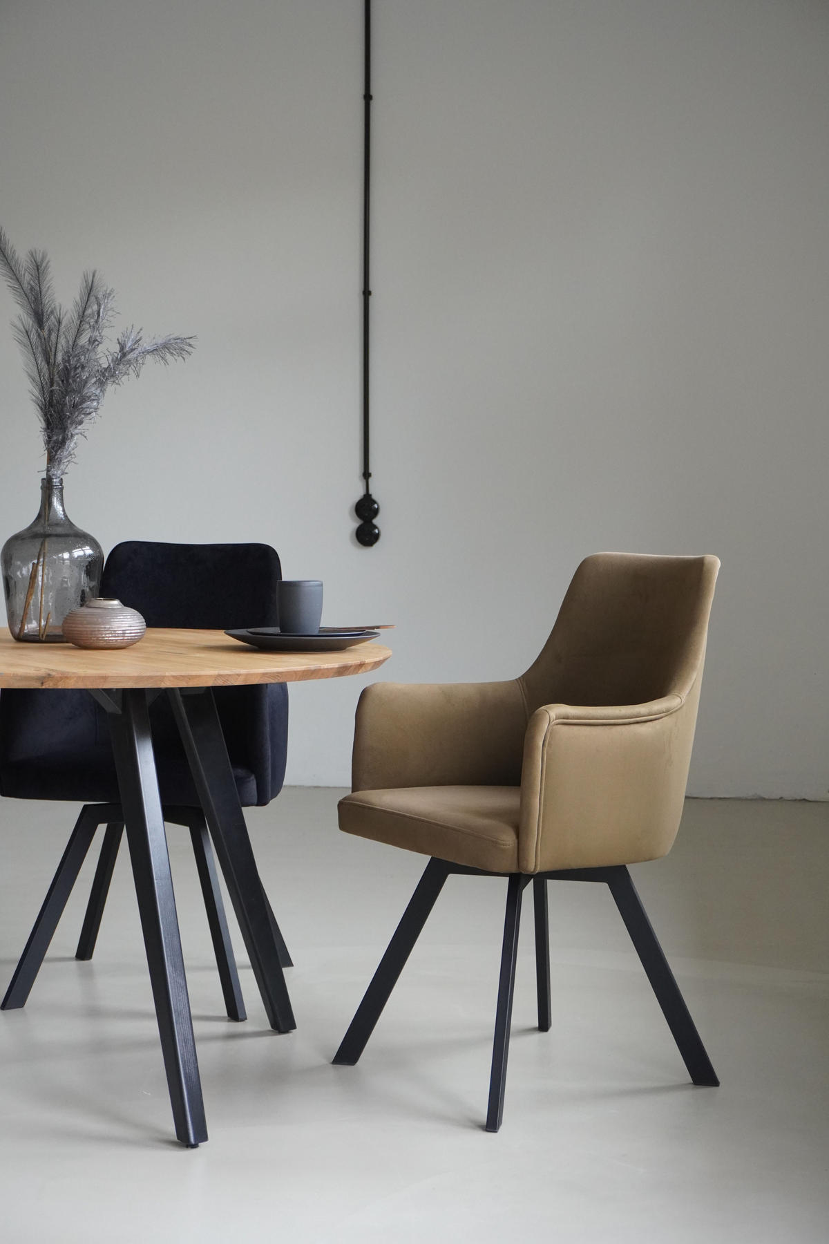 ARMLEHNENSTUHL Sello oliv mit T-Fuß drehbar - Schwarz/Olivgrün, Textil/Metall (55/90/58cm) - INKA furniture