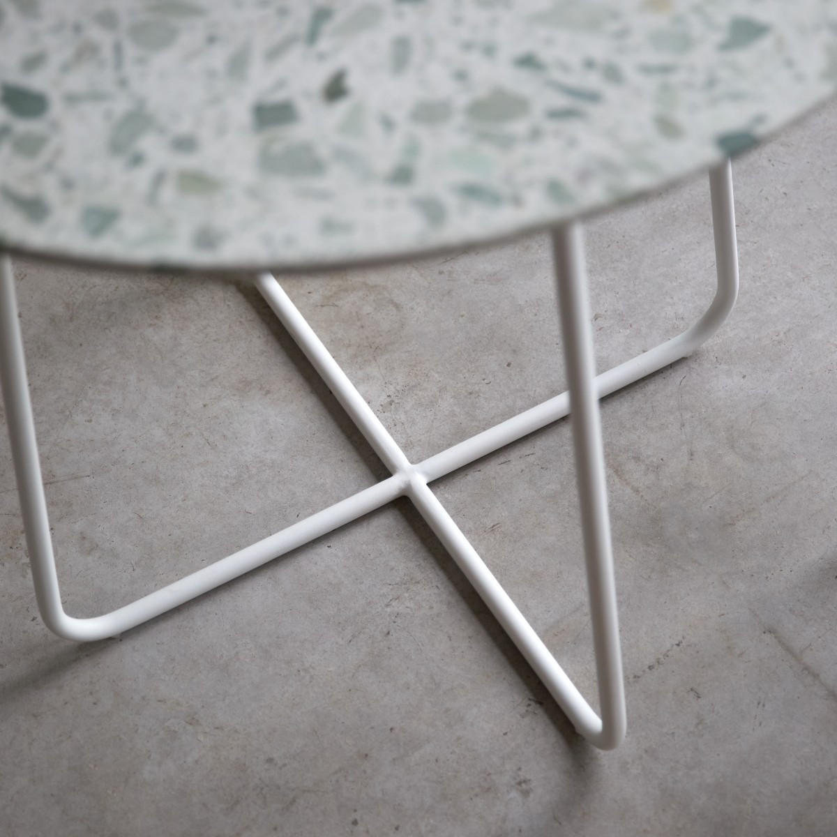 TISCH Elio Grün aus Premium-Terrazzo - Grün, Stein (90/90/77cm) - Tikamoon