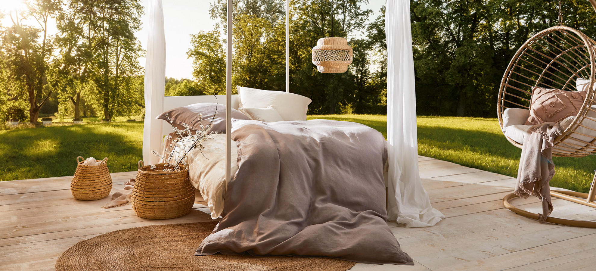 Outdoorbett mit Bettwäsche in Naturtönen