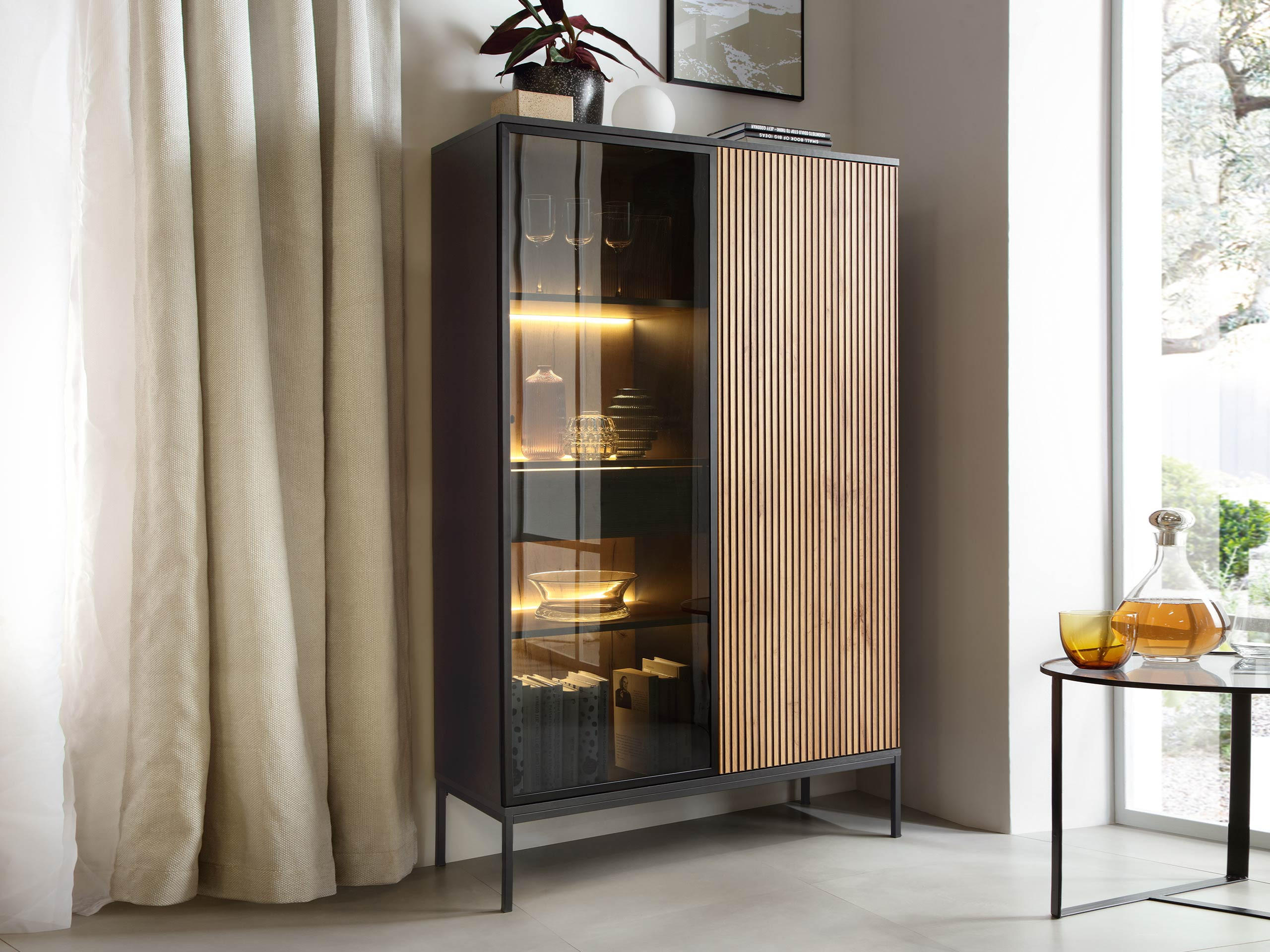 VITRINE Sento WTSZ104 - Eiche Wotan/Schwarz, Holzwerkstoff/Metall (104/166/39cm) - MIRJAN24