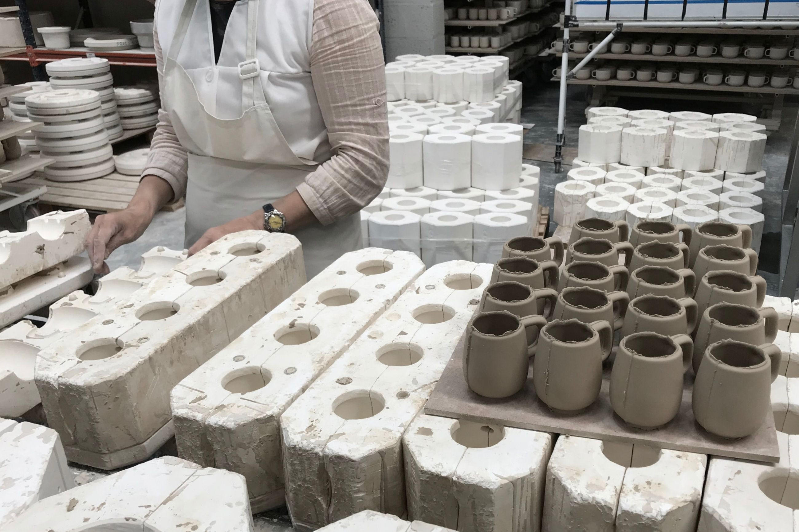 Einblick in die Produktion der Marke GIPFELSTÜCK, der einen Mitarbeiter in mitten des Prozess zeigt.