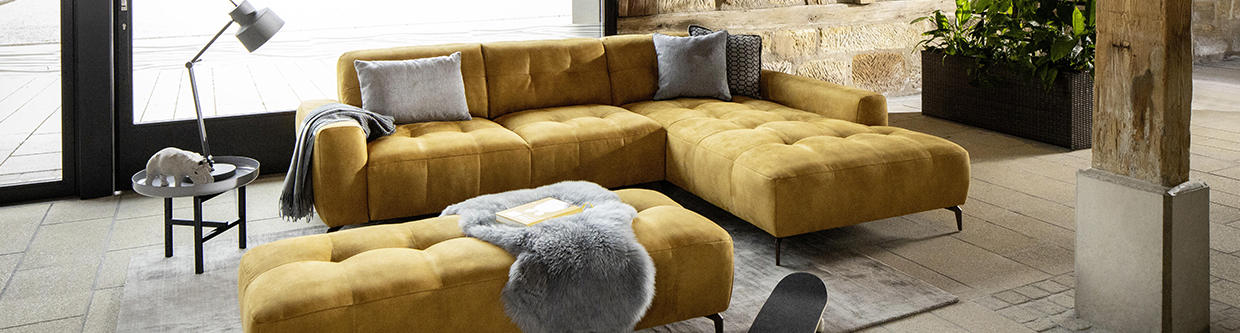 Wohnlandschaft mit Hocker in der Farbe gelb der Marke Willi Schillig aus der Kollektion "Wilson"
