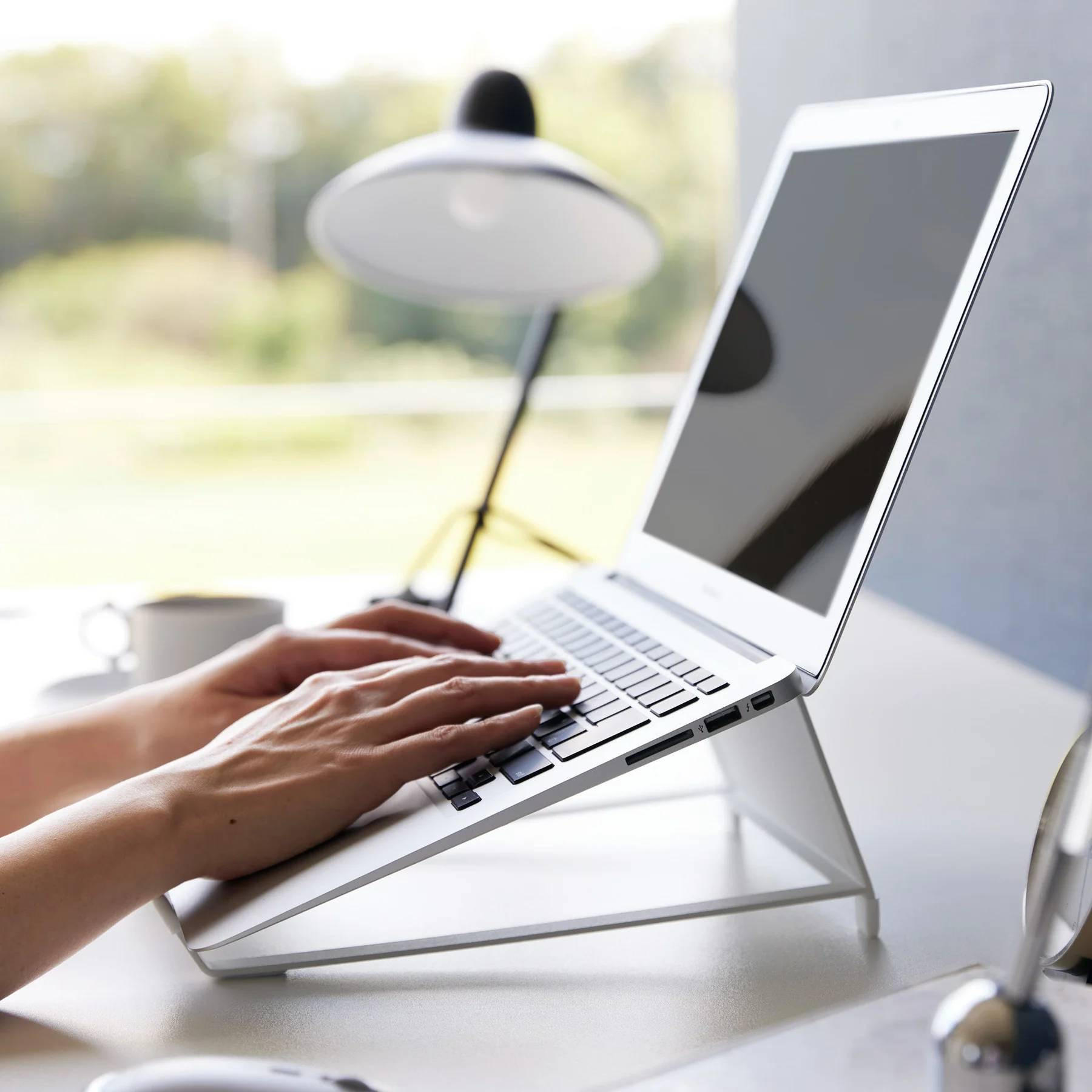 LAPTOPSTÄNDER Tower 1626 Weiß Metall 2-in-1 10/21.3/26.5 cm - Weiß, Metall (26.5/21.3/10cm) - Yamazaki