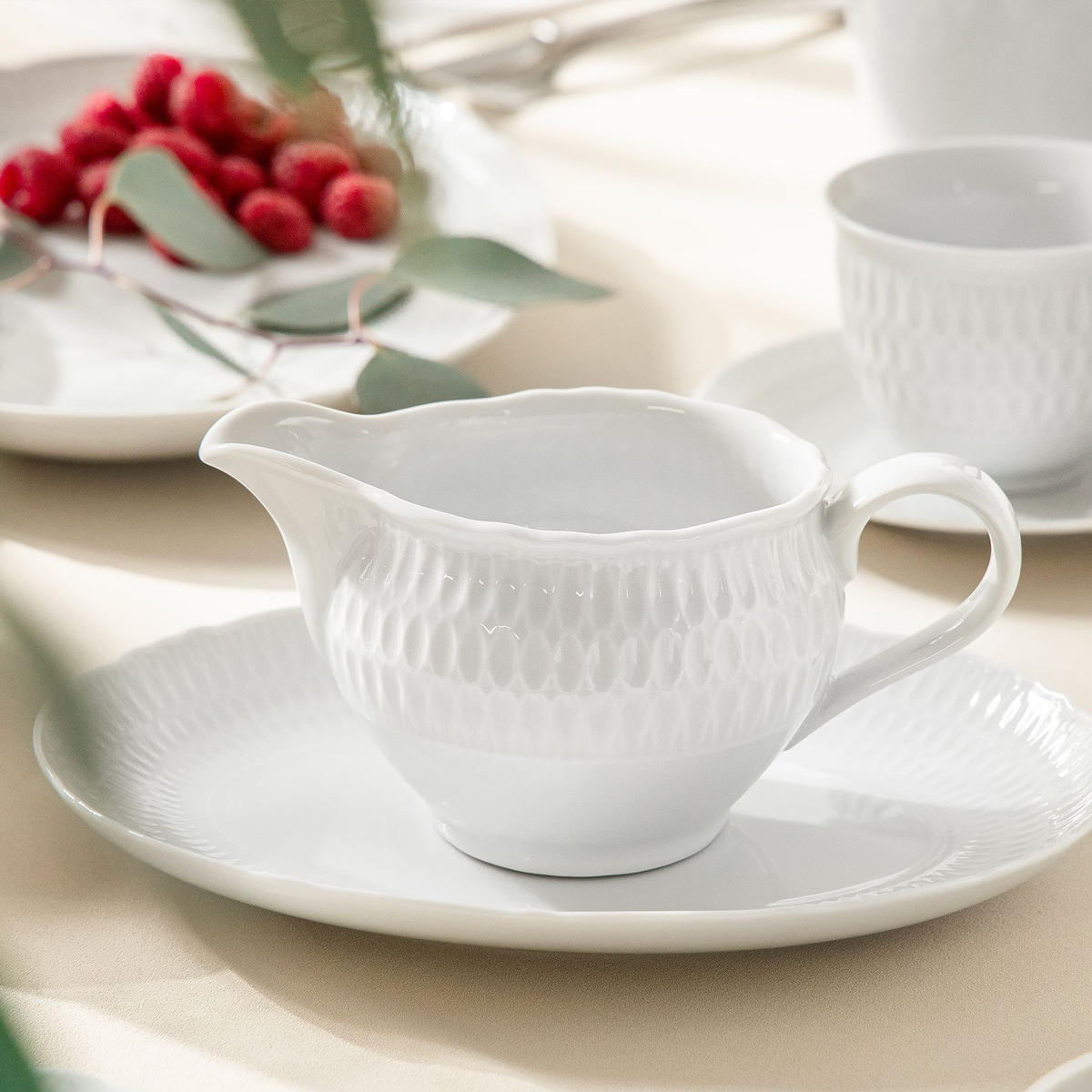 SAUCIERE MIT UNTERTASSE CMIELOW SOFIA aus Porzellan - Weiß, Keramik (17.5/18/9cm) - KONSIMO®