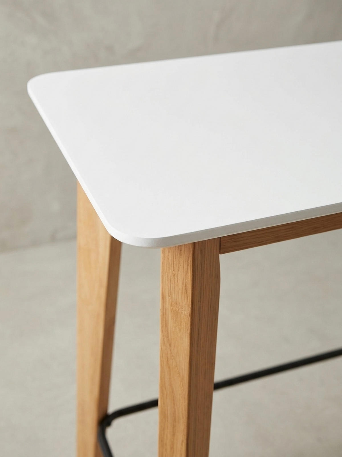 BARTISCH – Skandinavisch, Eichenbeine, quadratisch, 50 kg Belastbarkeit - Weiß/Braun, Eichenholz/Holz (60/60/110cm) - KADIMA DESIGN