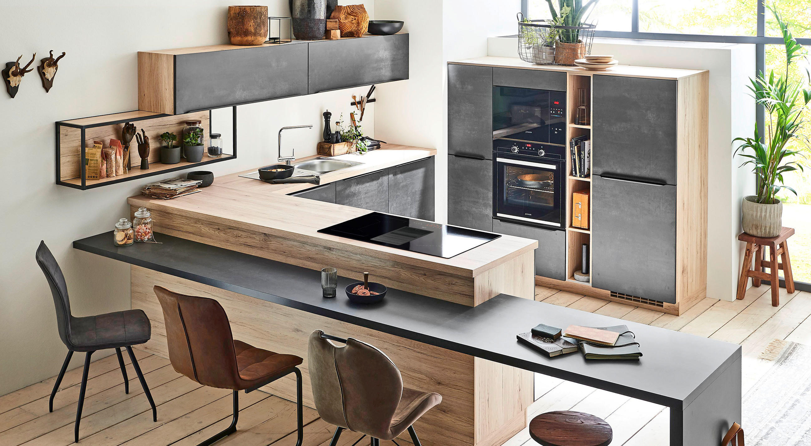 Moderne Küchenform die natürliche Farben und Materialien mit praktischen Funktionen kombiniert.