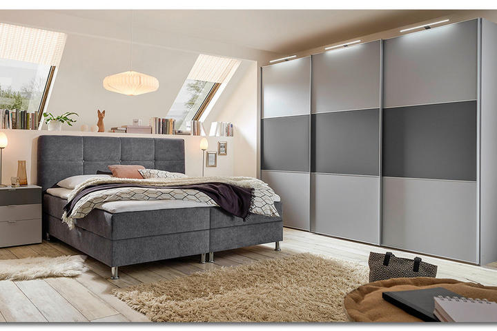 spálna so šikmou strechou