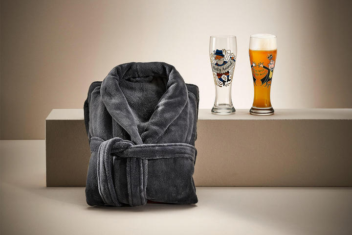 Valentinstag Geschenke Mann - Bademantel in grau und zwei Weizenbiergläser im Hintergrund