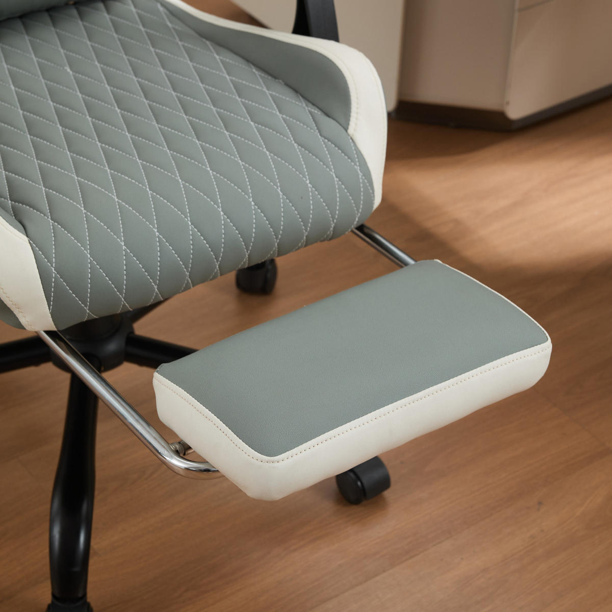 GAMING-STUHL grau mit Rautensteppung, Fußstütze, Nacken- und Lendenkissen, höhenverstellbar - Grau, Leder (54/124/62cm) - BRILVERDE