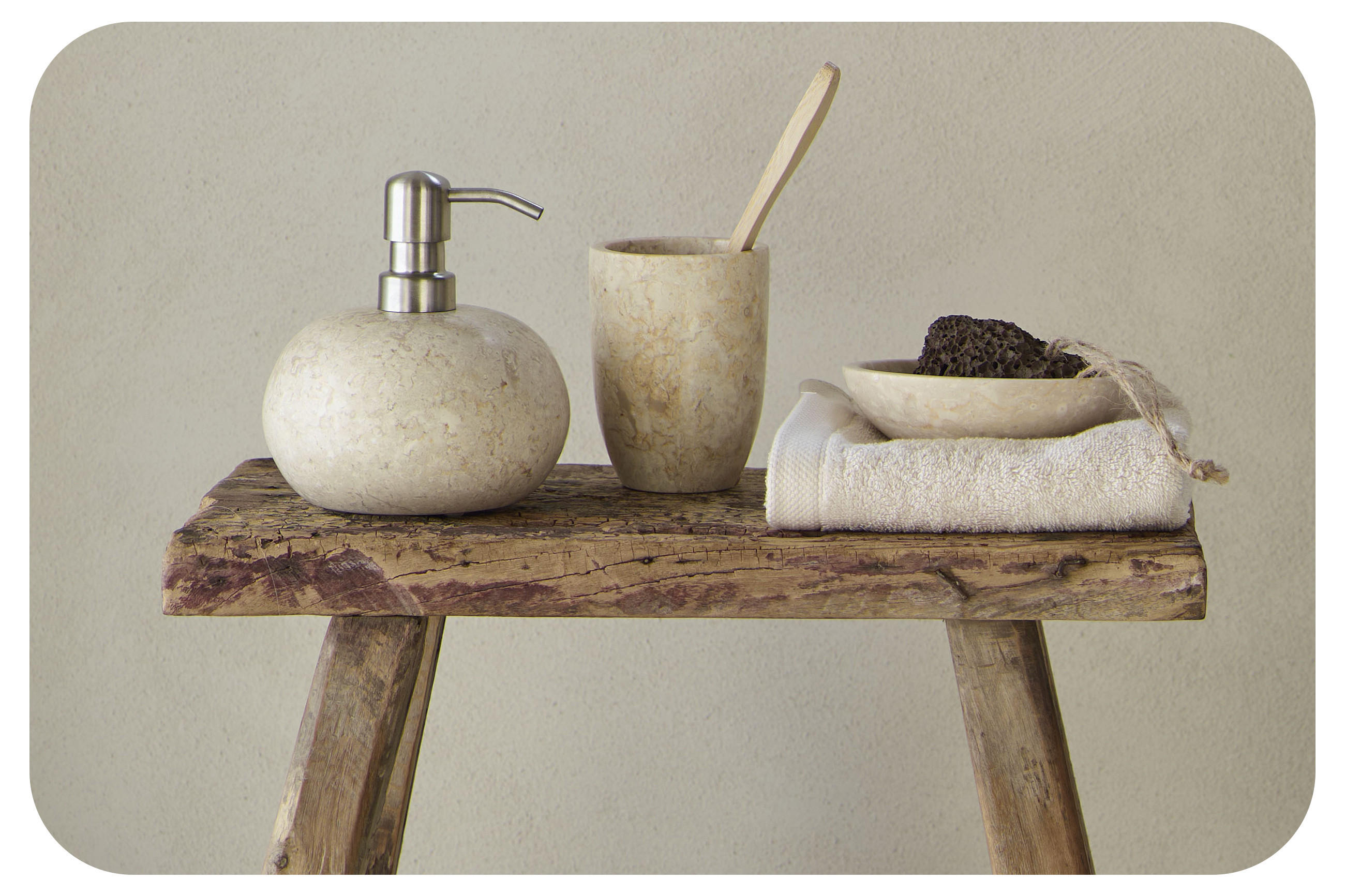 Stolička s dávkovačom mydla, pohárom na zubnú kefku a uterákom