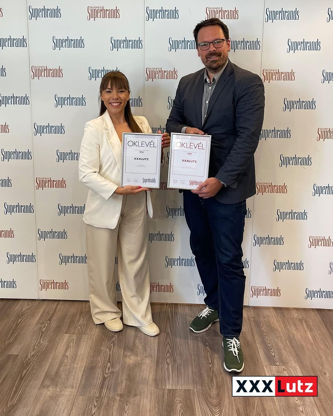 Az oklevelet Kövesdi György adta át, a Superbrands képviseletében, amelyet Bukóczki Bernadett, az XXXLutz brand managere vett át.