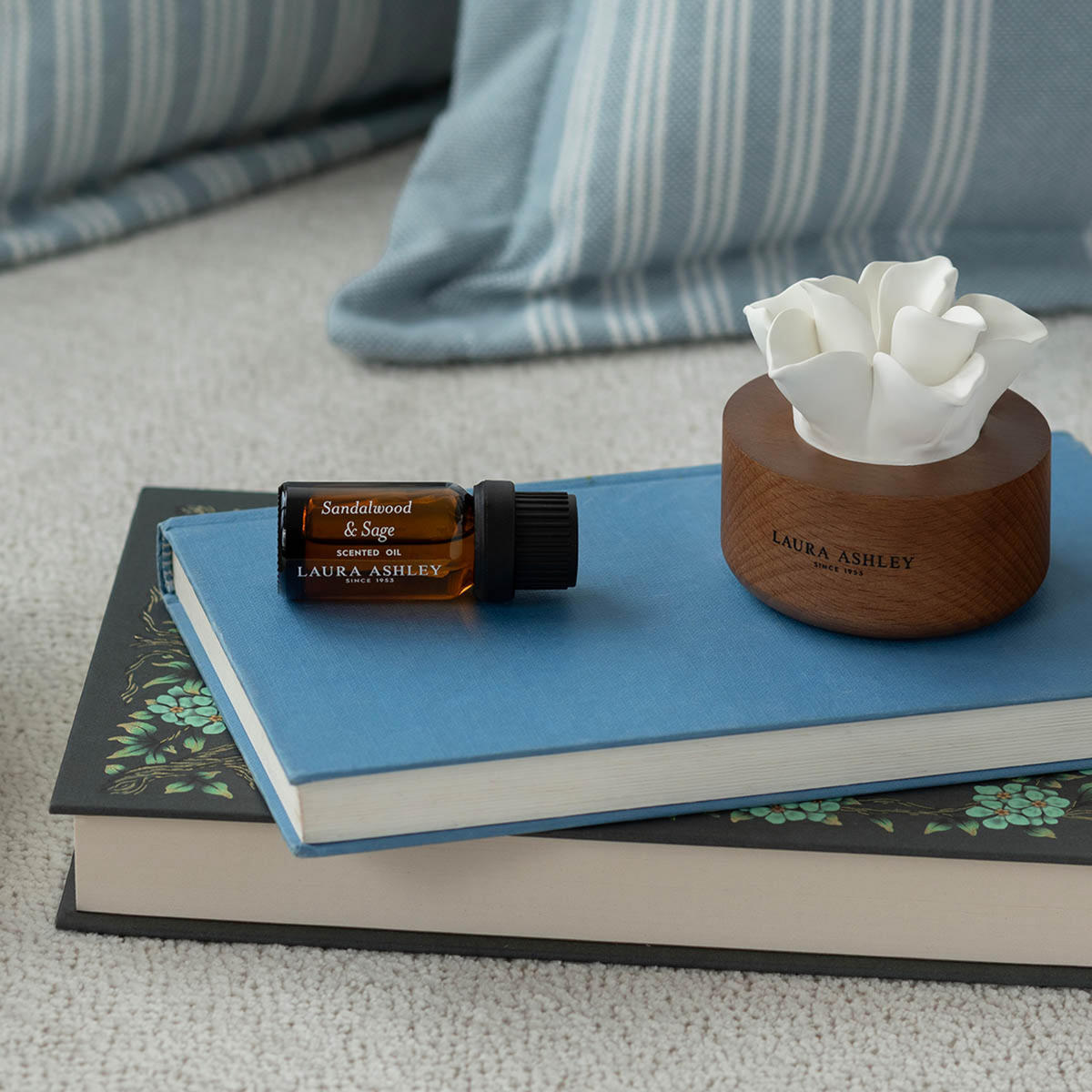 VOŇAVÉ kvety Laura Ashley - zlatá, drevo/sklo (11/9/16cm)