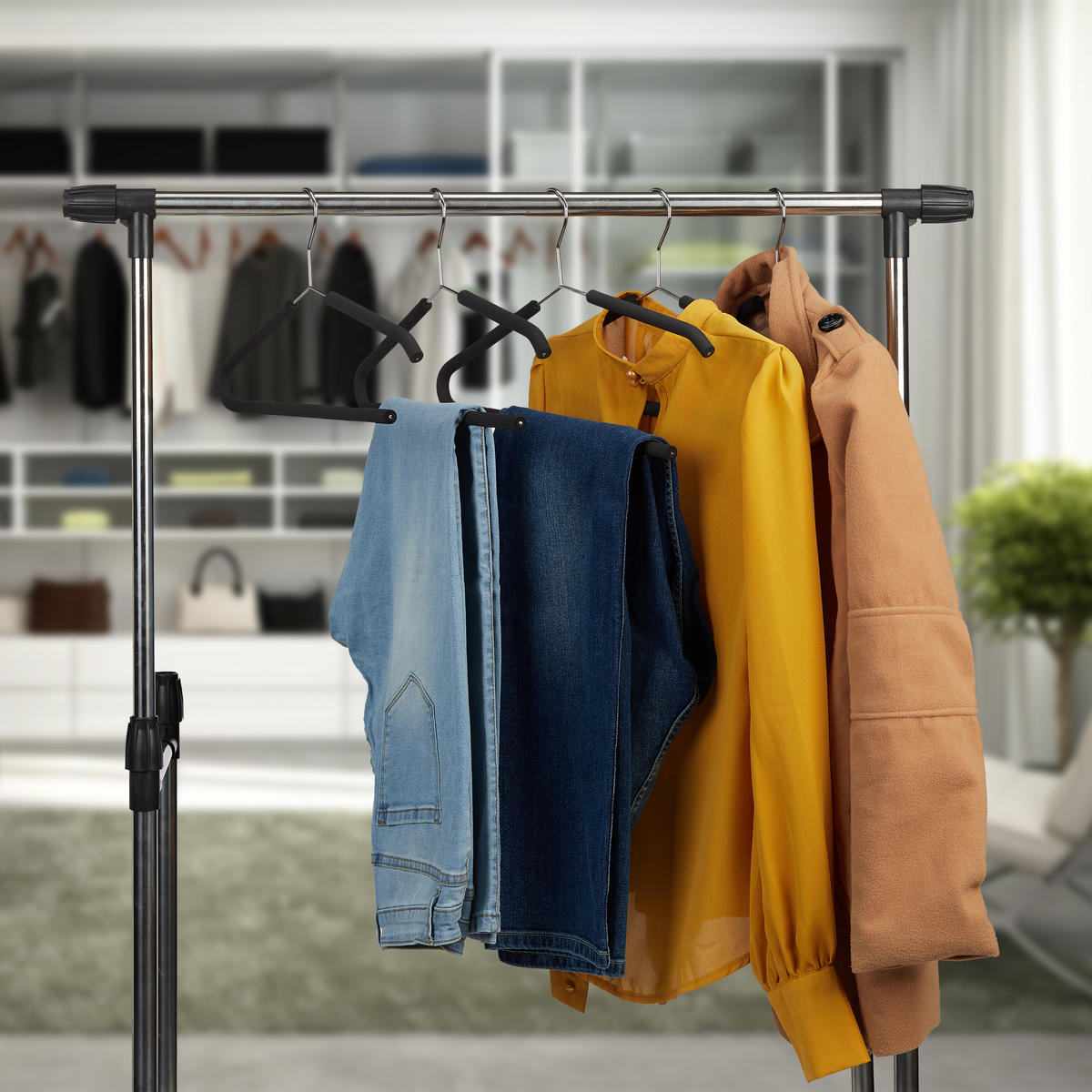 VEŠIAK na šaty - čierna, kov/textil (42.5/15.5/0.5cm) - Relaxdays