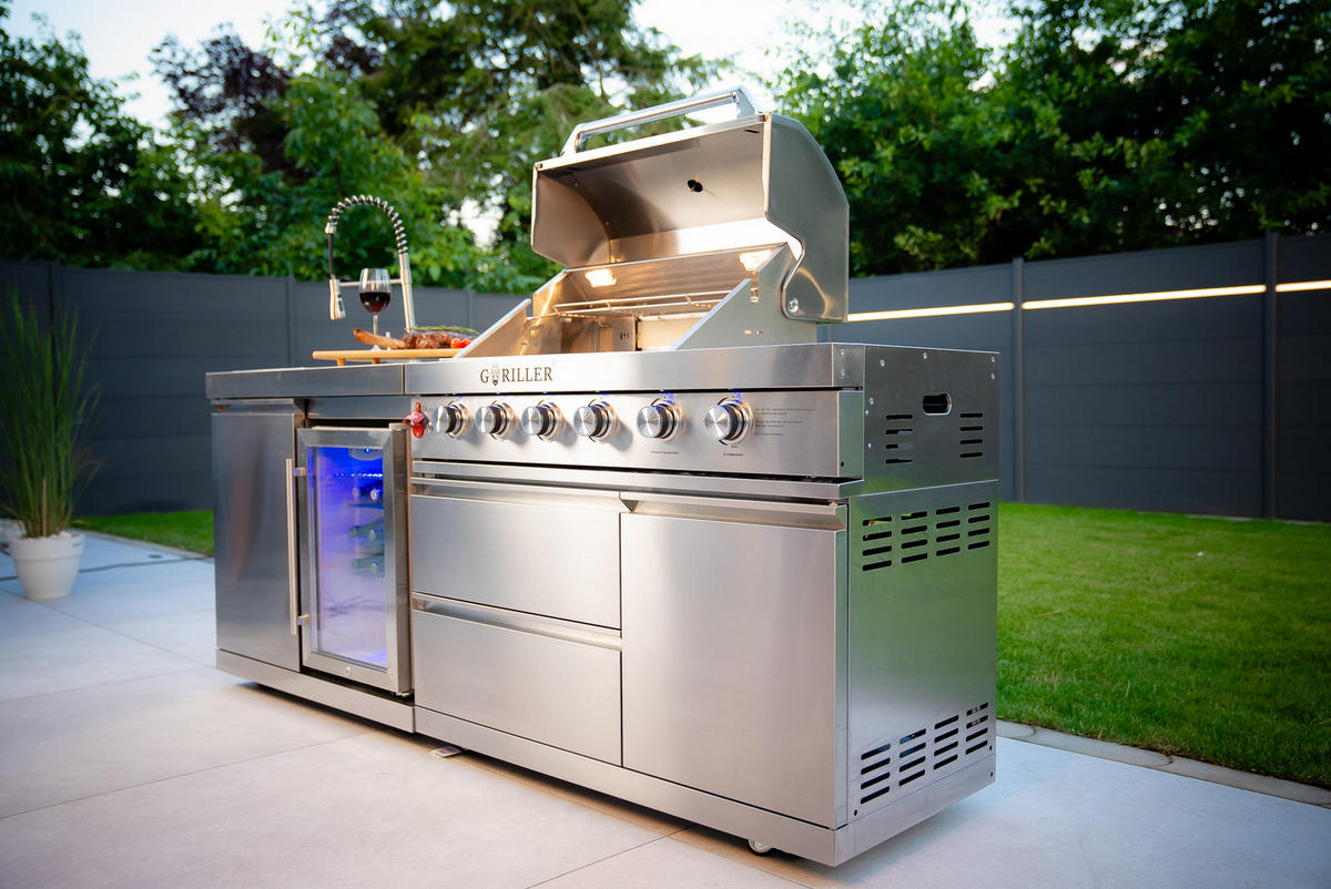 GORILLER® SILVERBACK S1 Outdoor-Küche, Gasgrill mit Kühlschrank-Waschbecken-Kombination, Edelstahl, Silber - Schwarz Hochglanz, Metall (217/90/58cm) - Goriller