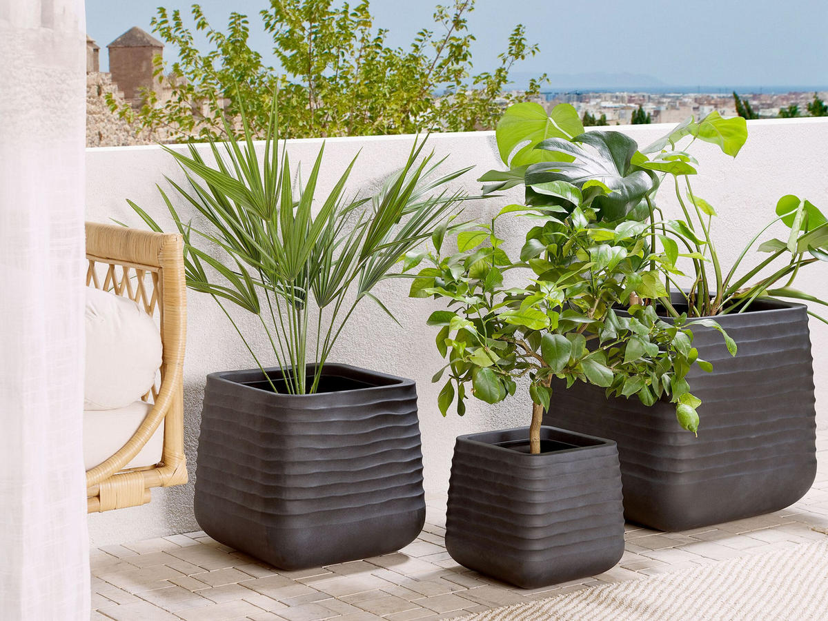 BLUMENTOPF schwarz quadratisch 28/28/27 cm Parikia - Schwarz, Naturmaterialen (27cm) - Beliani