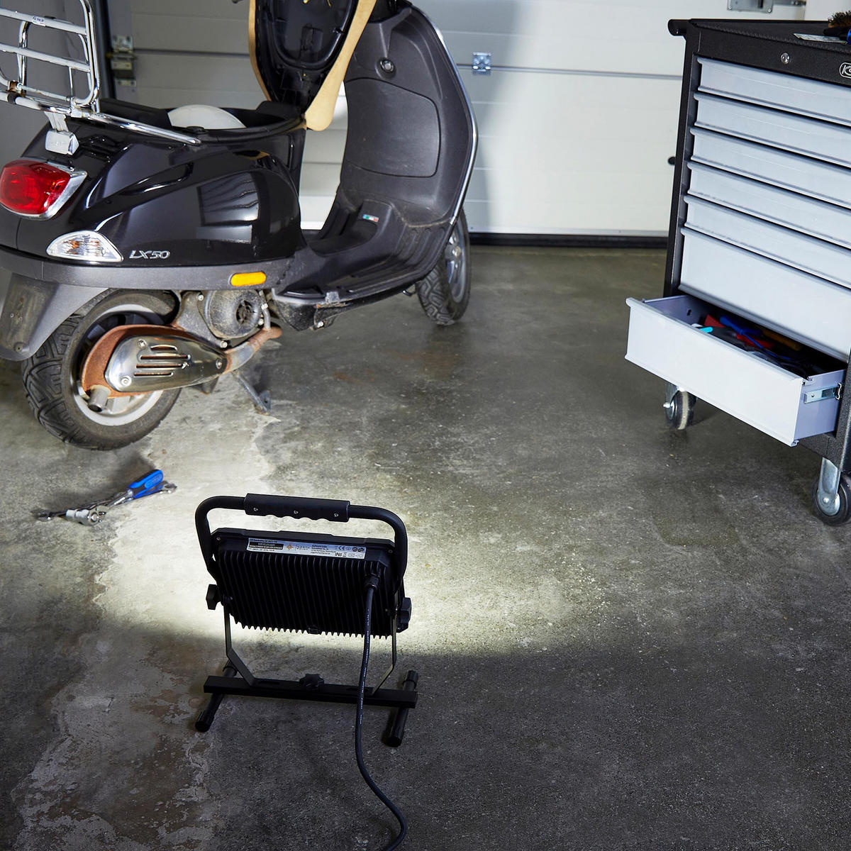 LED-BAUSTRAHLER mit Standfuß - 150W für Innen und Außen, spritzwassergeschützt, ideal für Handwerksarbeiten, 2er-Set - Schwarz, Metall (18.3/34.6/41.4cm) - Northpoint
