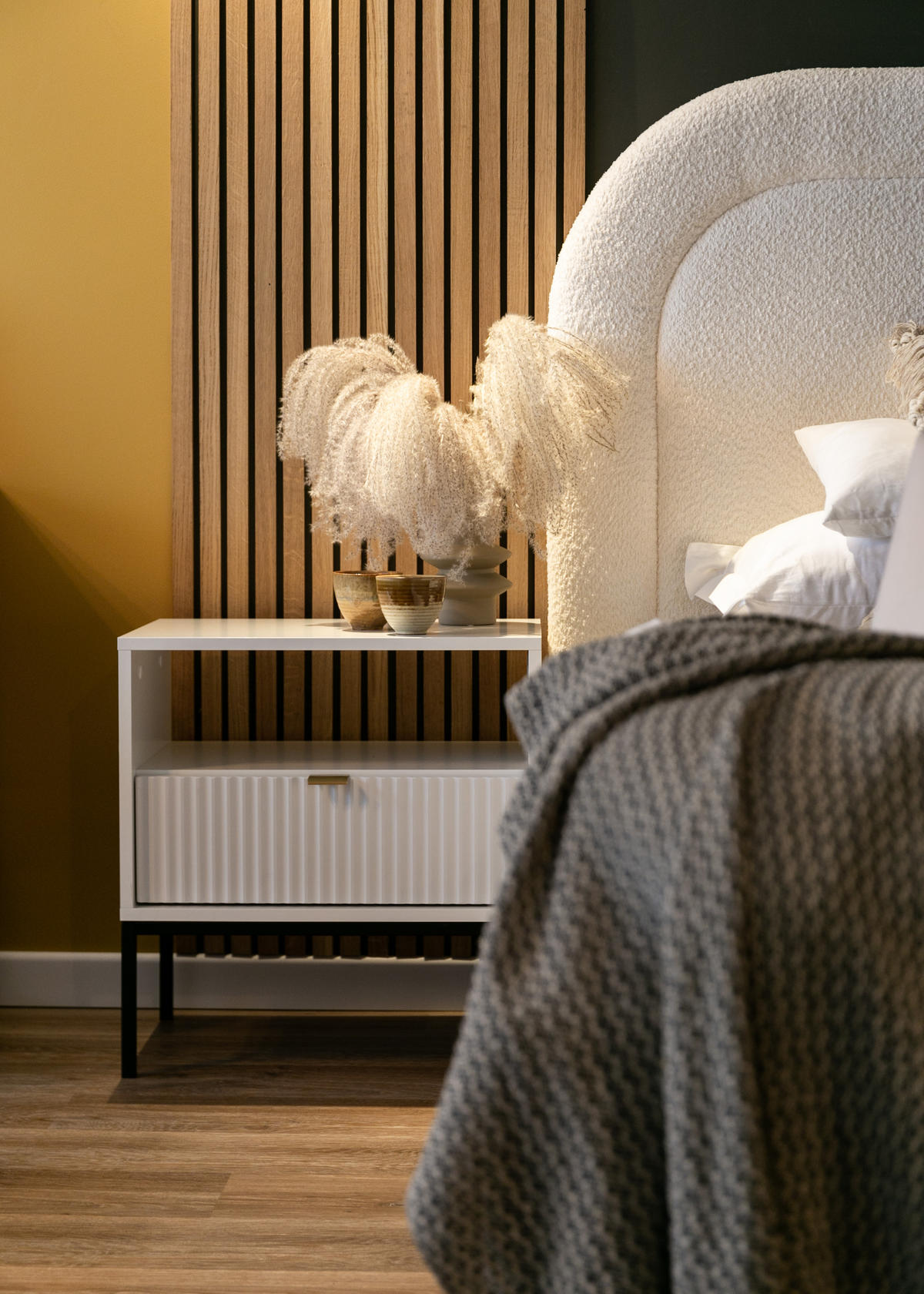 NACHTSCHRANK Vellore Weiß mit Metallbeinen 54 cm - Goldfarben/Schwarz, Holzwerkstoff/Metall (54/56/39cm) - Selsey