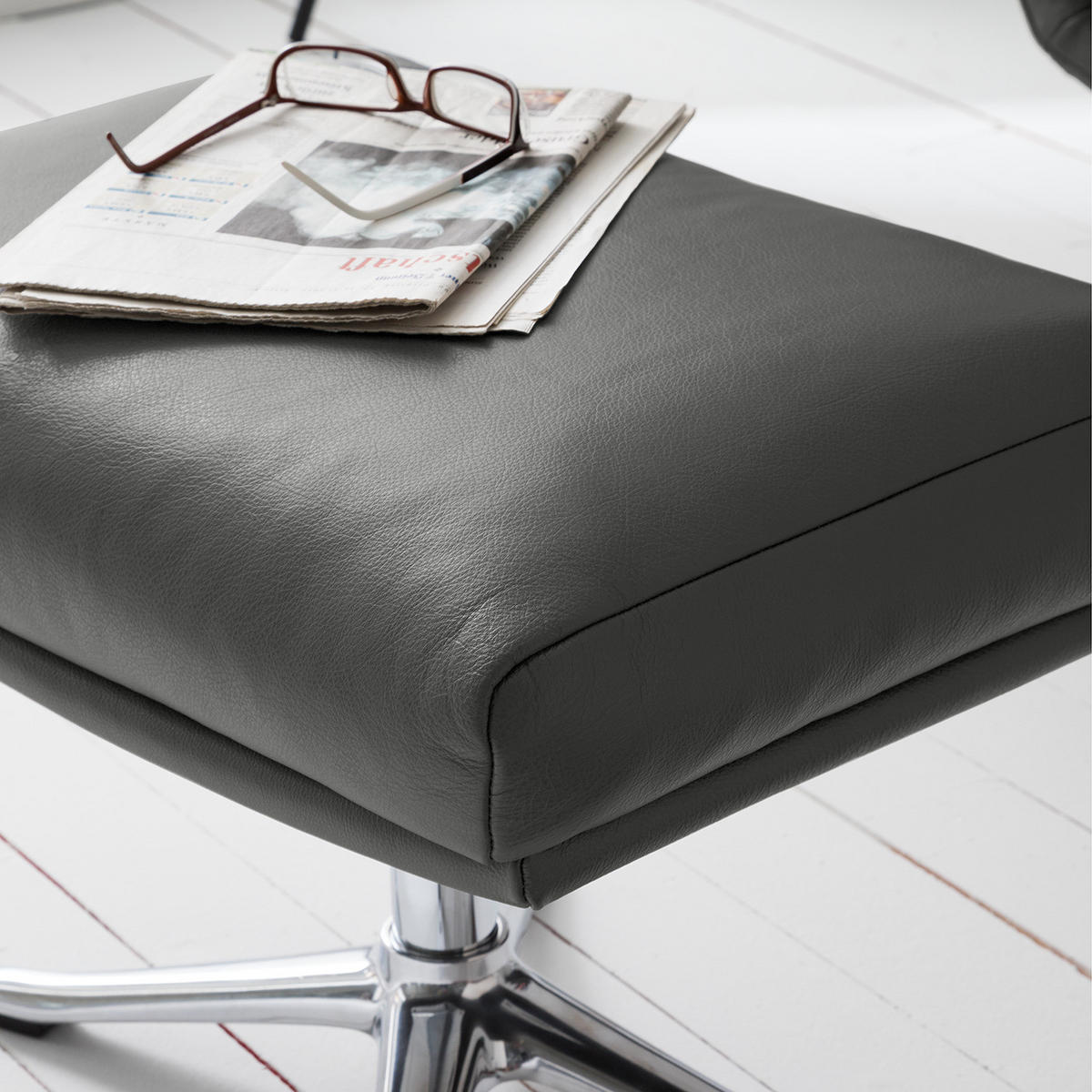 HOCKER mit Kreuzfuß - Chromfarben/Grau, Leder/Metall (54/41/41cm) - home24