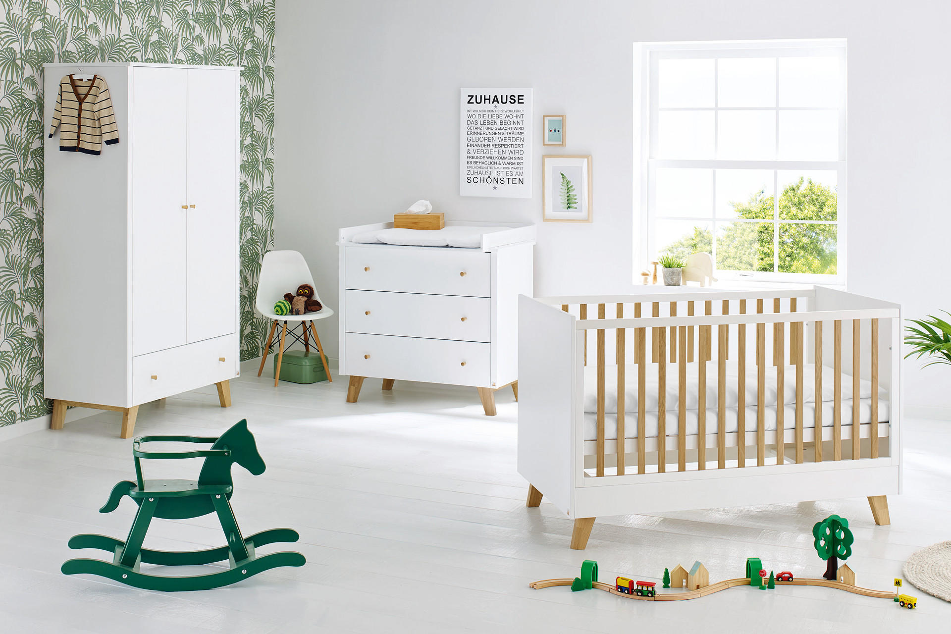 Babyzimmer mit weißen Möbeln
