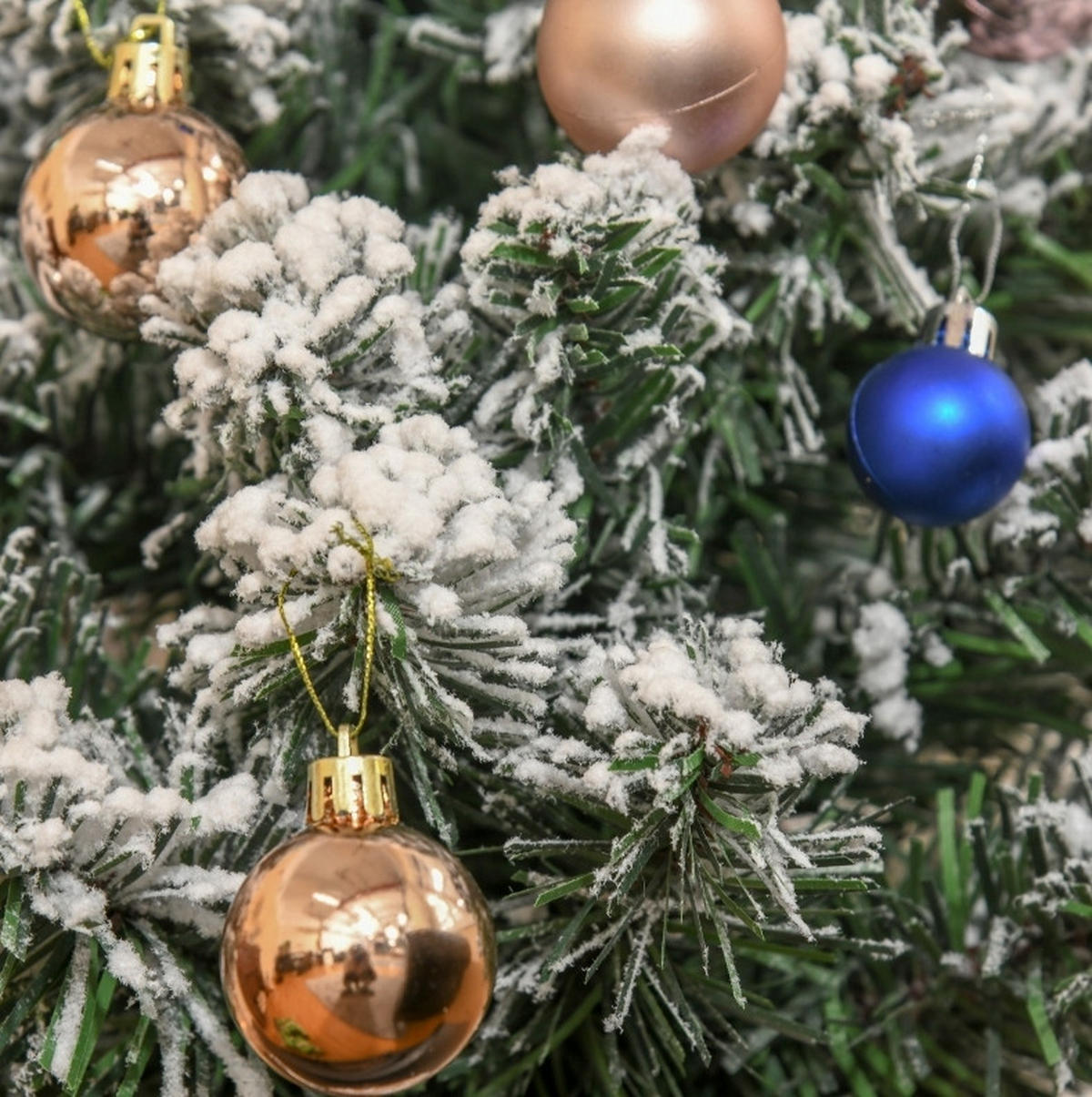 WEIHNACHTSBÄUME 32/32/60 cm Weiß-Grün aus Kunststoff mit Schneeeffekt - Weiß, Kunststoff (60cm) - OKWISH