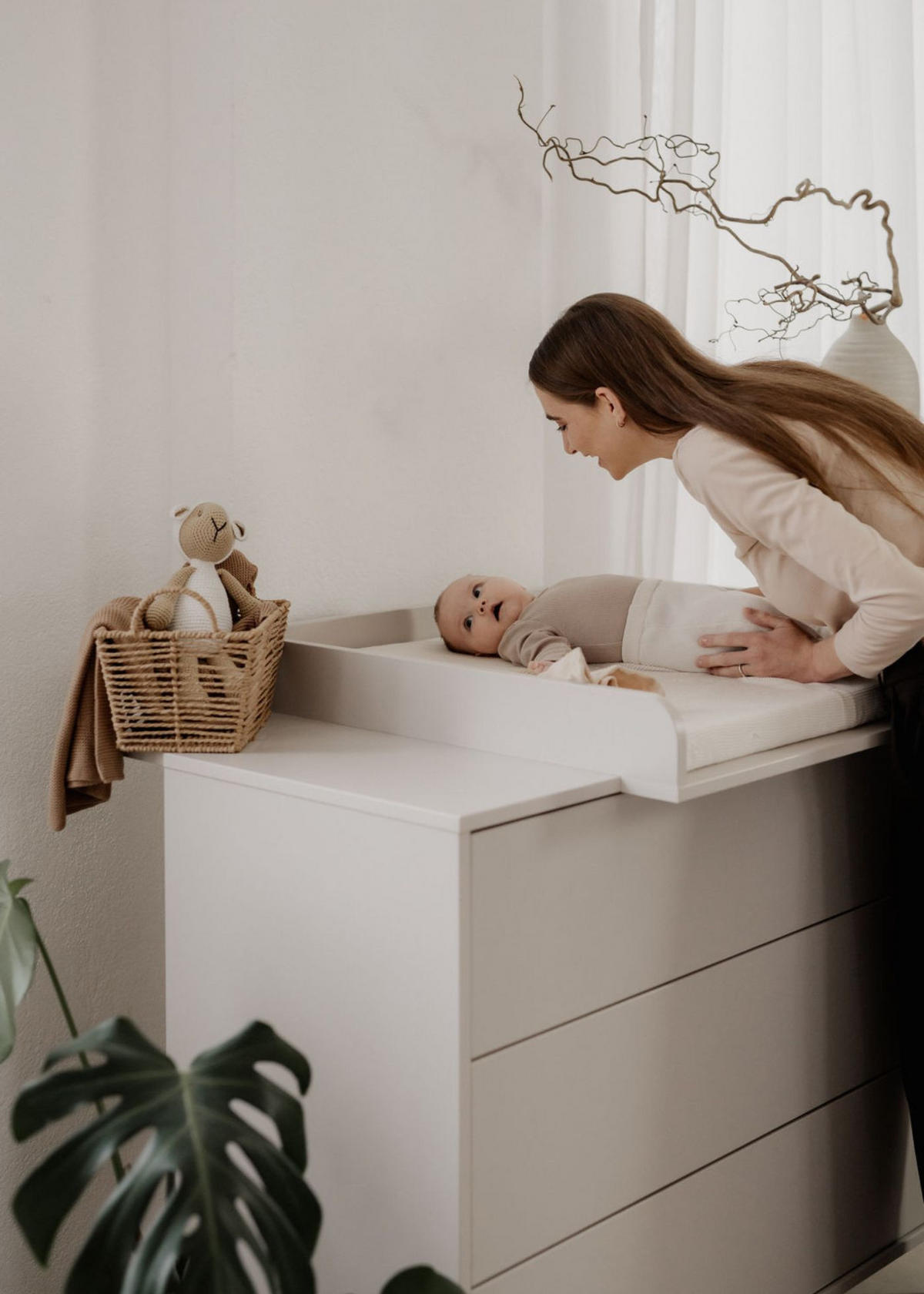 WICKELKOMMODE EDEN – Push-to-Open, Touch-Close, abnehmbarer Wickelaufsatz & Schubladen mit Fächern - sahara dust - Buchefarben/Sahara, Holzwerkstoff/Buchenholz (71/94/114cm) - Sämann – make a difference.