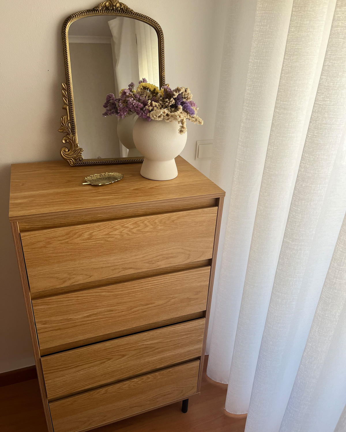 KOMODA 4 zásuvky Světlé dřevo Nikea - černá/světle hnědá, kompozitní dřevo (60/104/40cm) - Beliani
