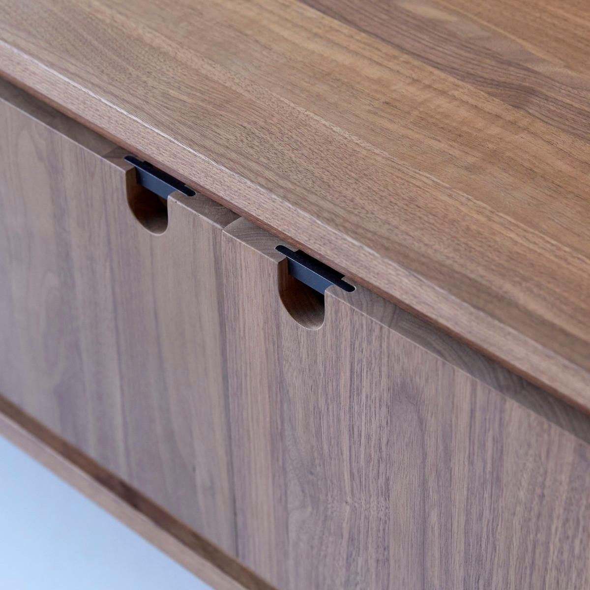 TV-SCHRANK Jonàk Dunkelbraun aus Walnuss - Dunkelbraun, Holz (140/45/45cm) - Tikamoon